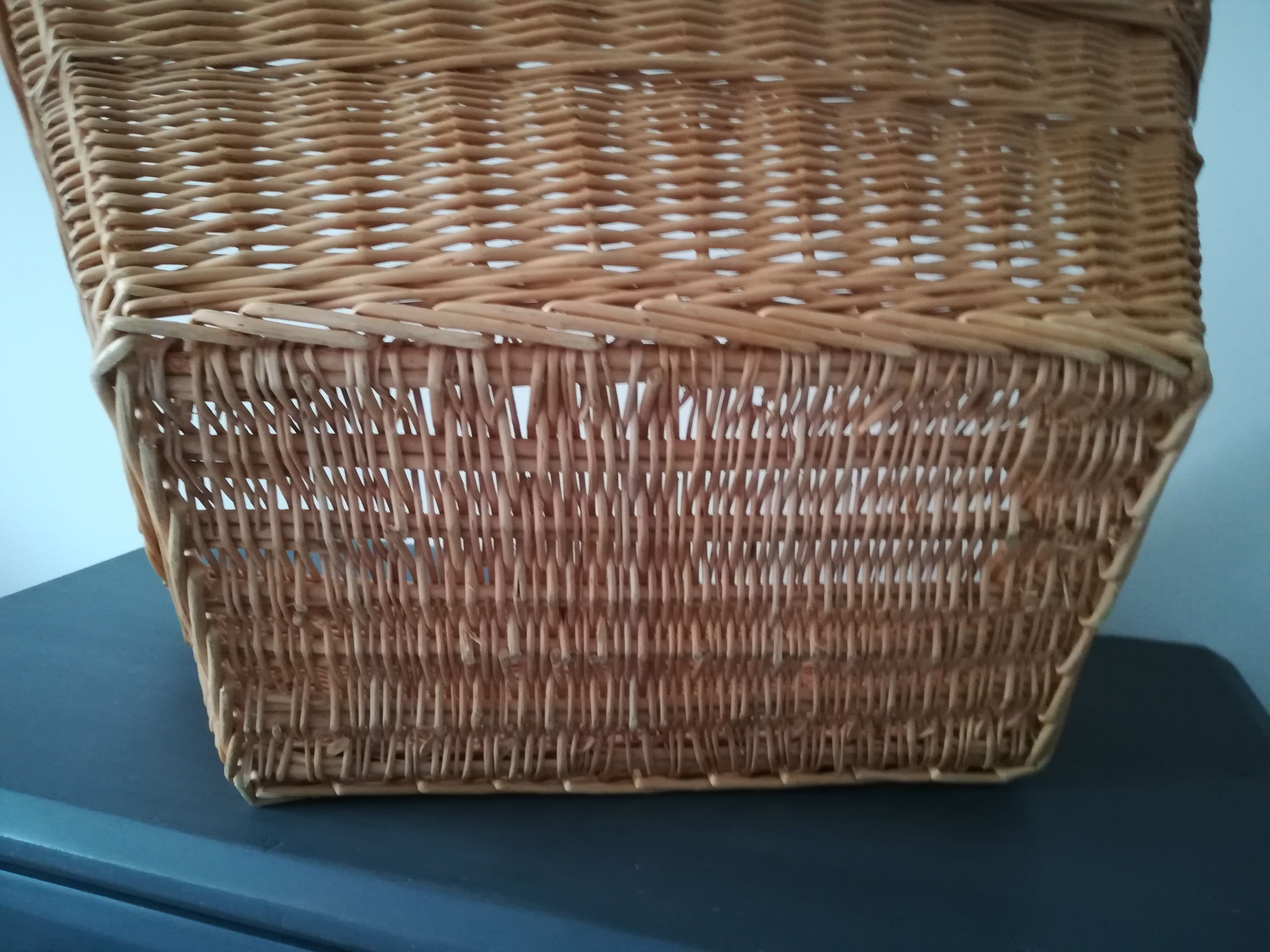 Wicker laundry basket