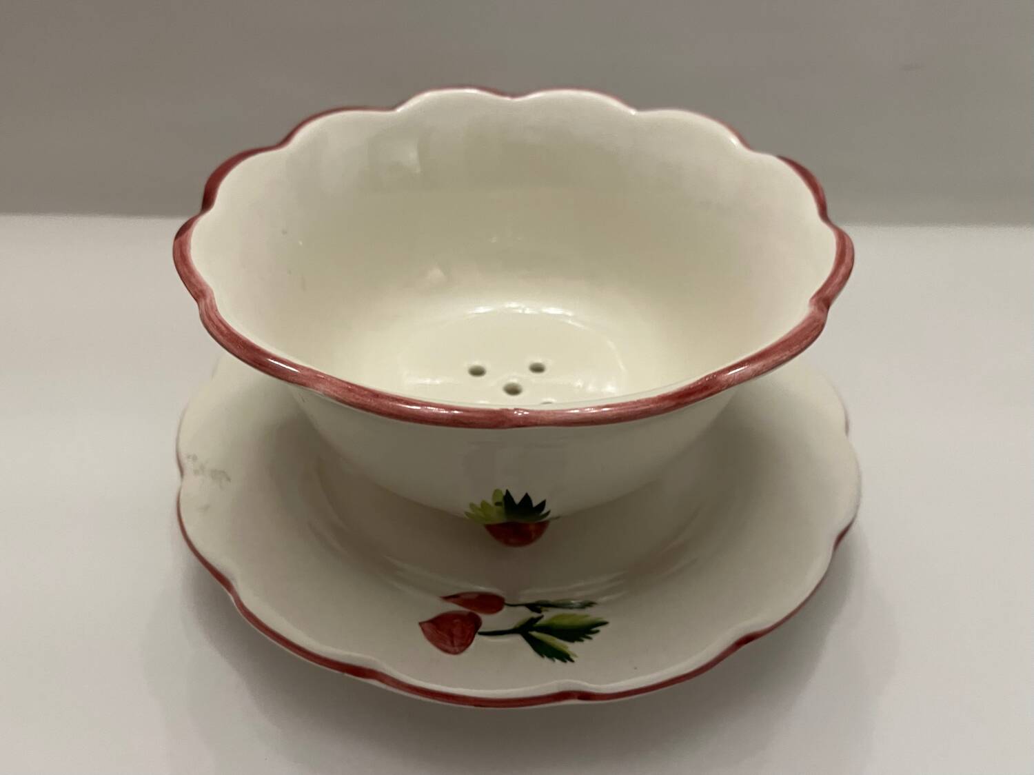 Earthenware draining salad bowl