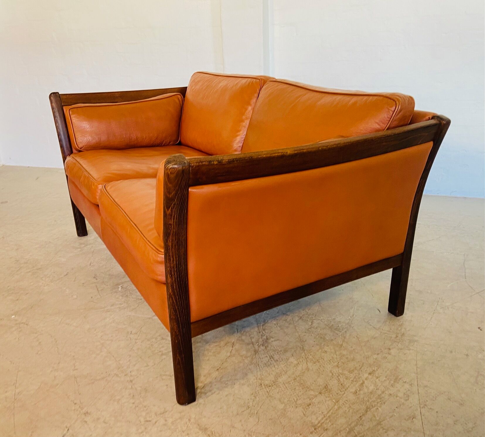 Canapé vintage danois des années 60 en cuir cognac pour 2 personnes.