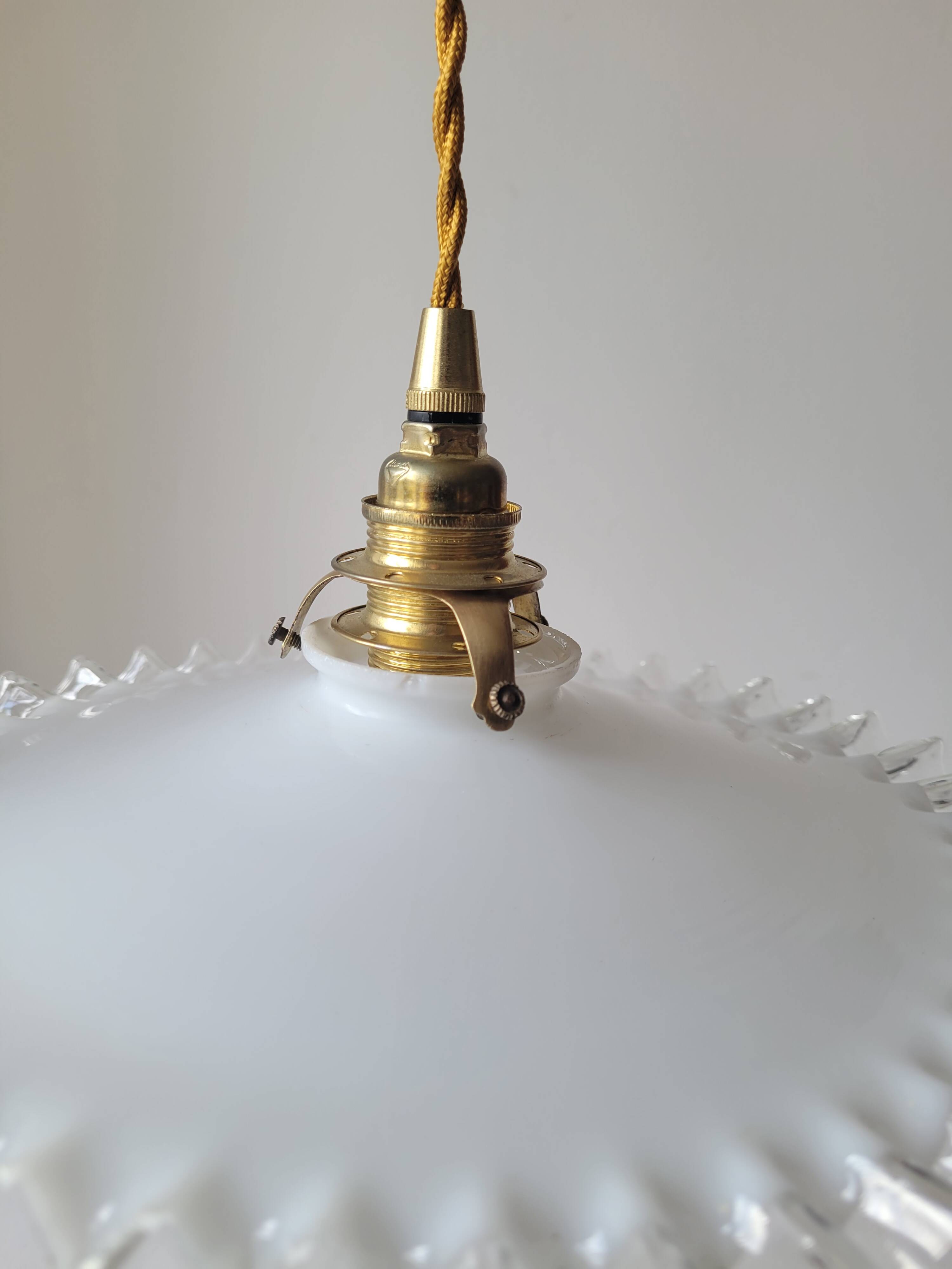 Pendant in serrated opaline