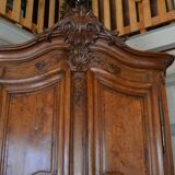 Curved cabinet