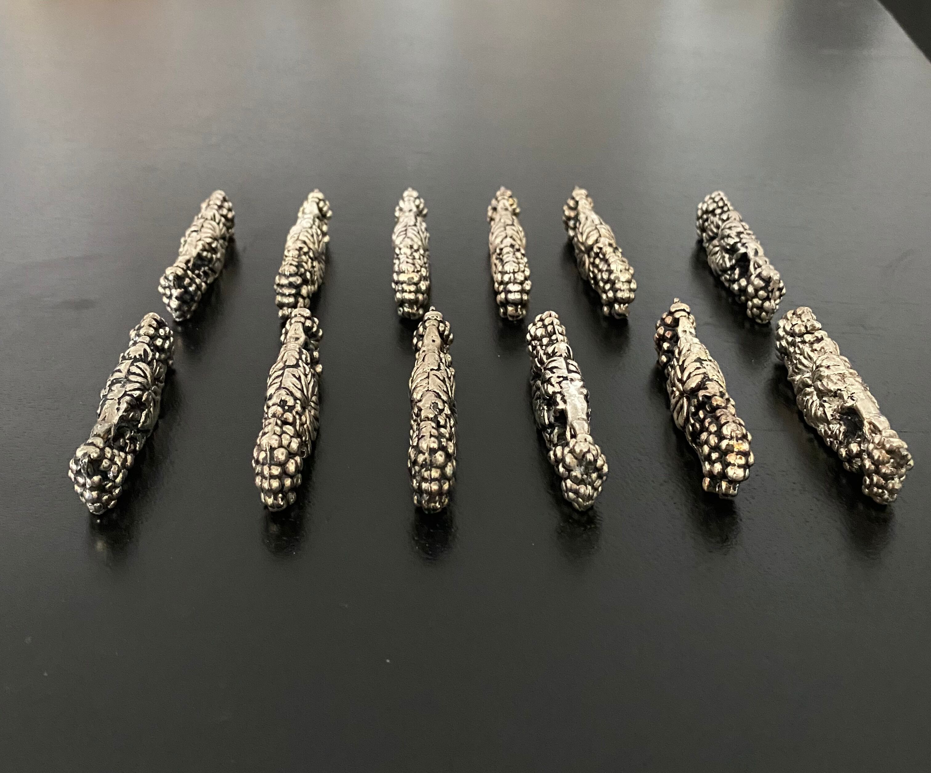 12 porte-couteaux métal forme rameau de vigne avec raisins