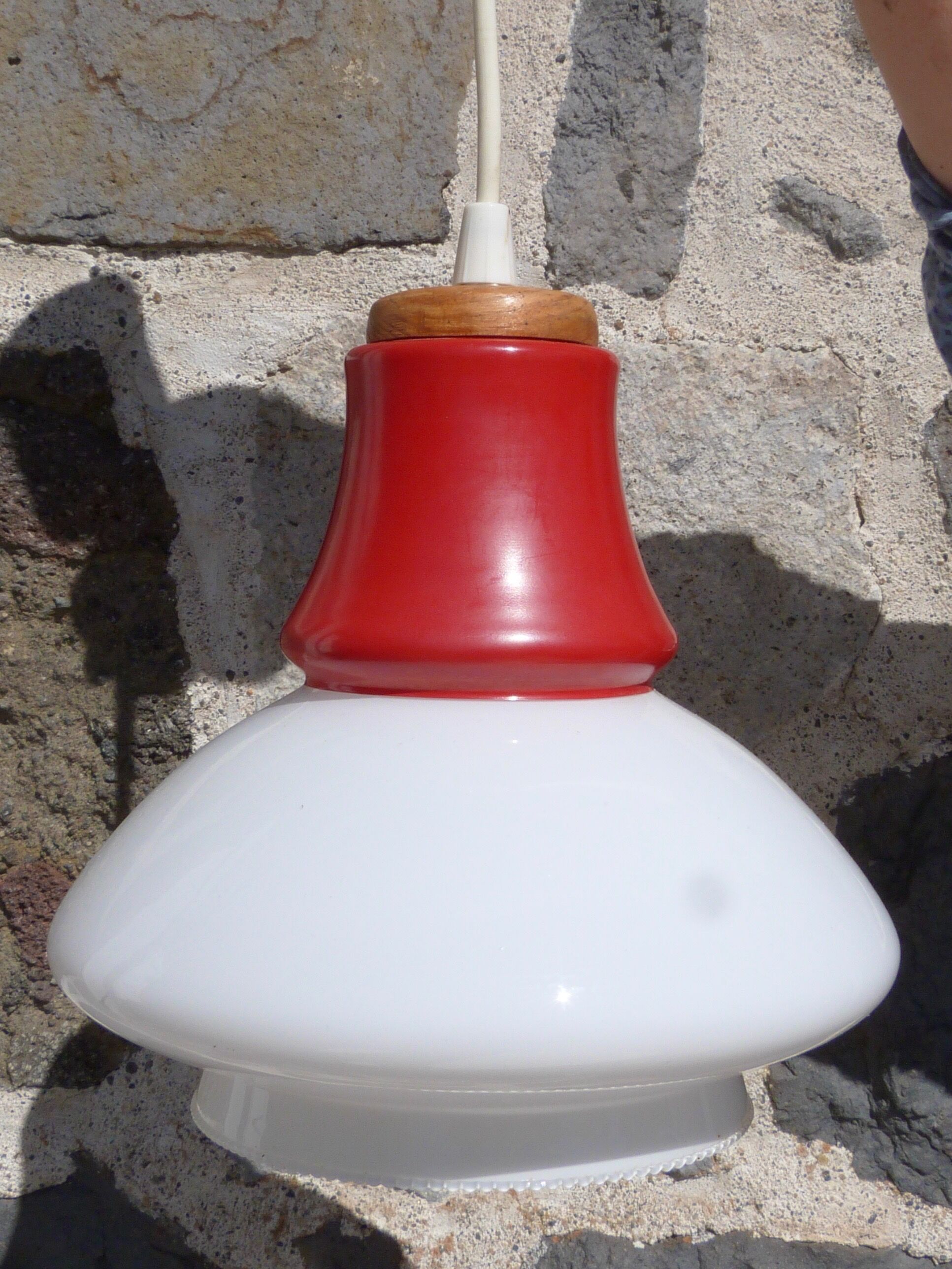 Suspension in opaline and wood