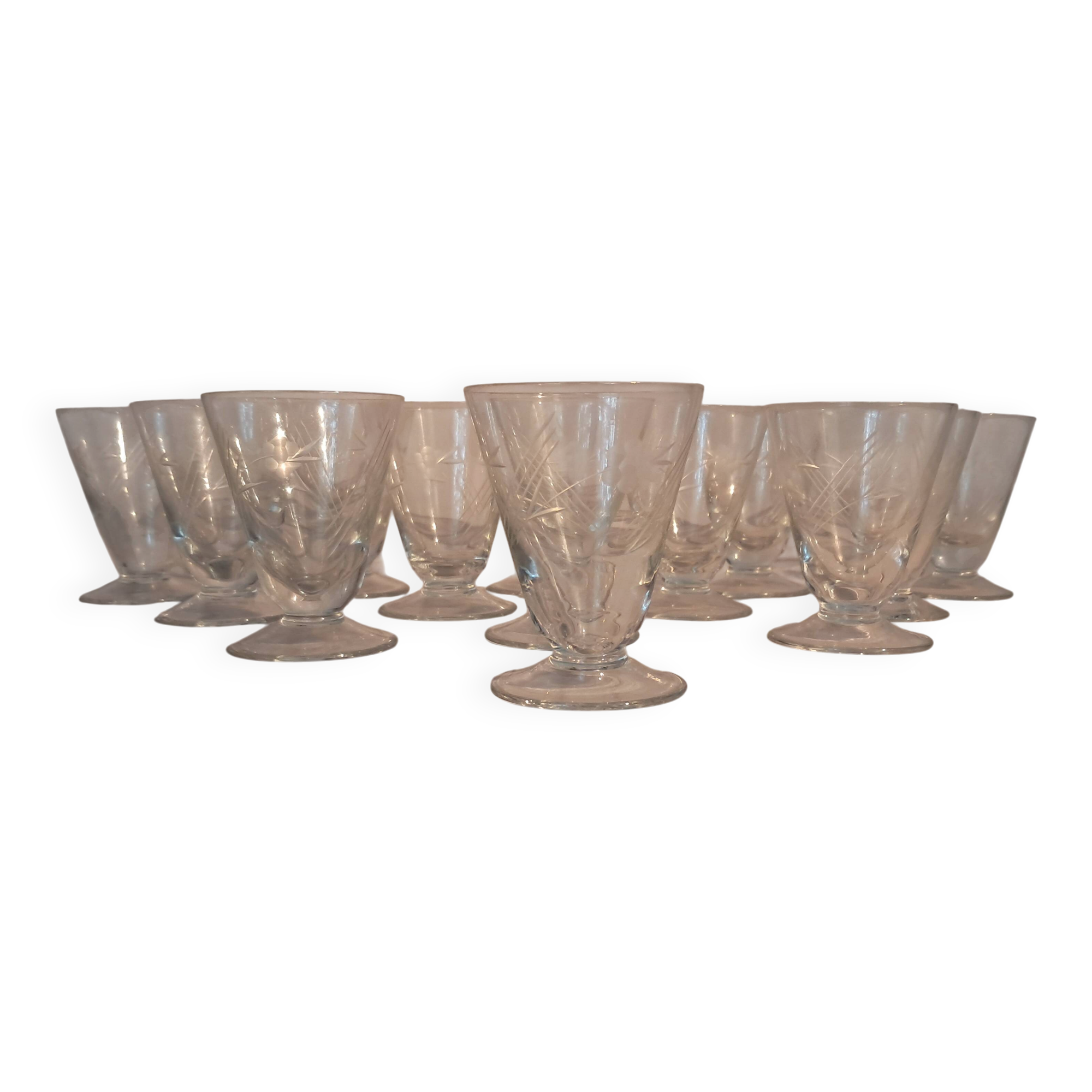 Set of 13 engraved glasses decorated with reeds and flowers, 1960.