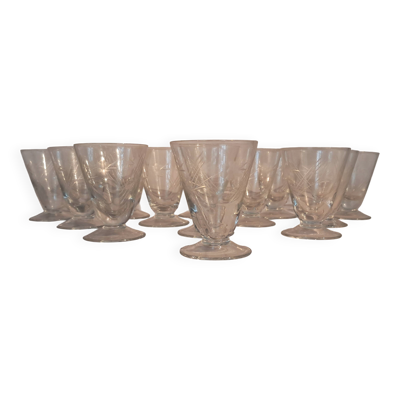 Série de 13 verres gravés à décor de roseaux et de fleurs 1960.