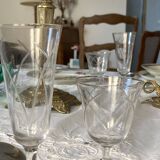 Verres à pied anciens en cristal taillée