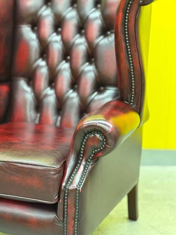 Fauteuil chesterfield en cuir bourgogne avec accoudoirs (Le prix est pour un)