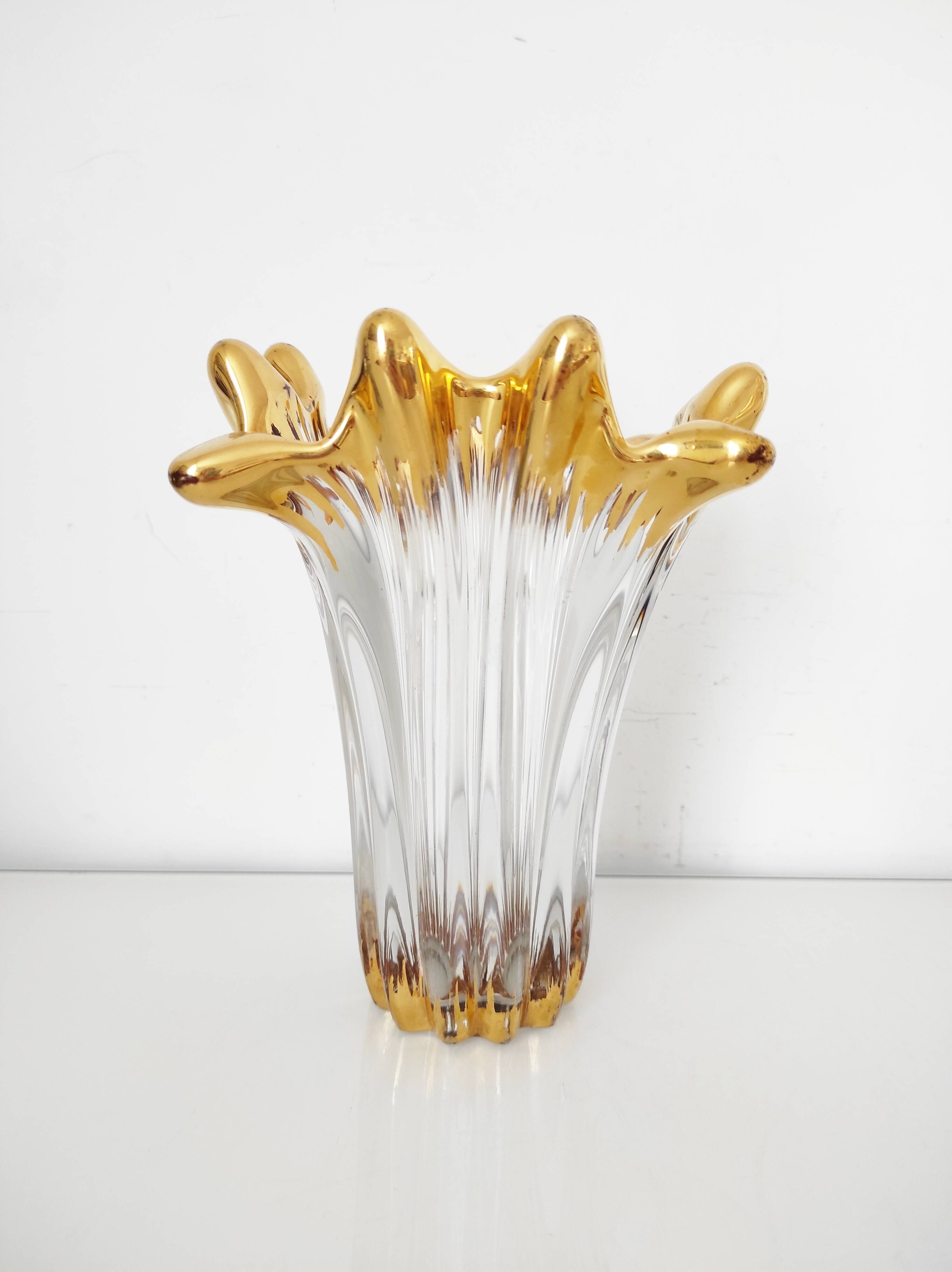 Splash-shaped crystal vase with gold rim