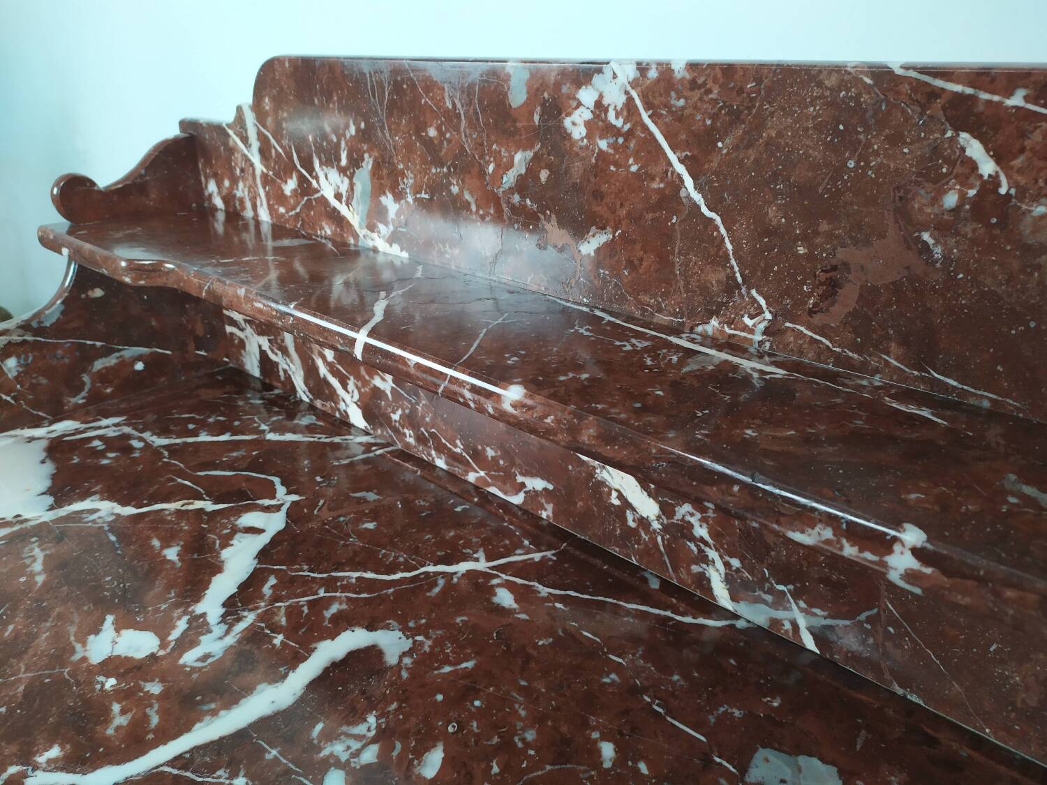 Burgundy marble dressing table