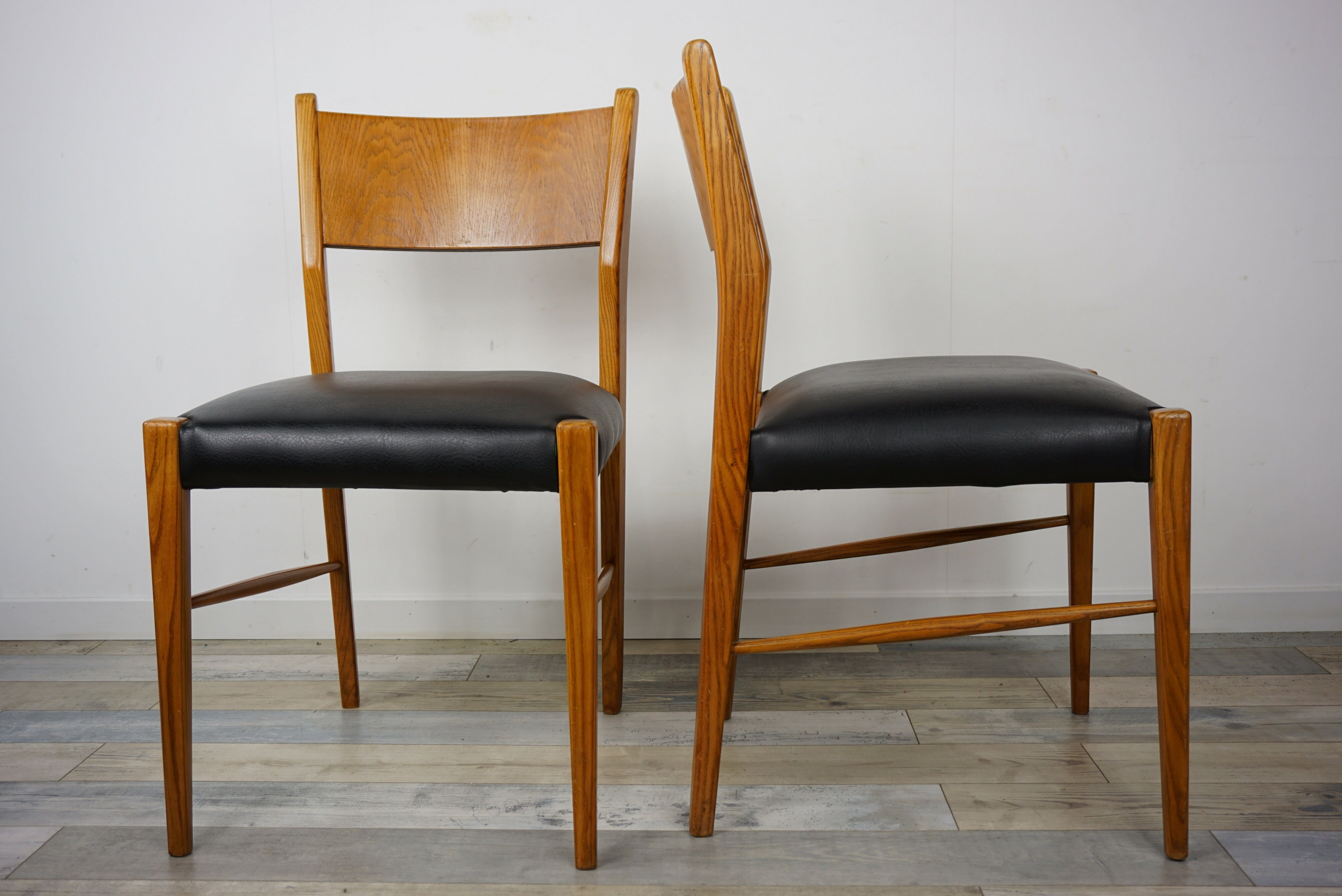 Wooden oval table and 6 matching chairs 60