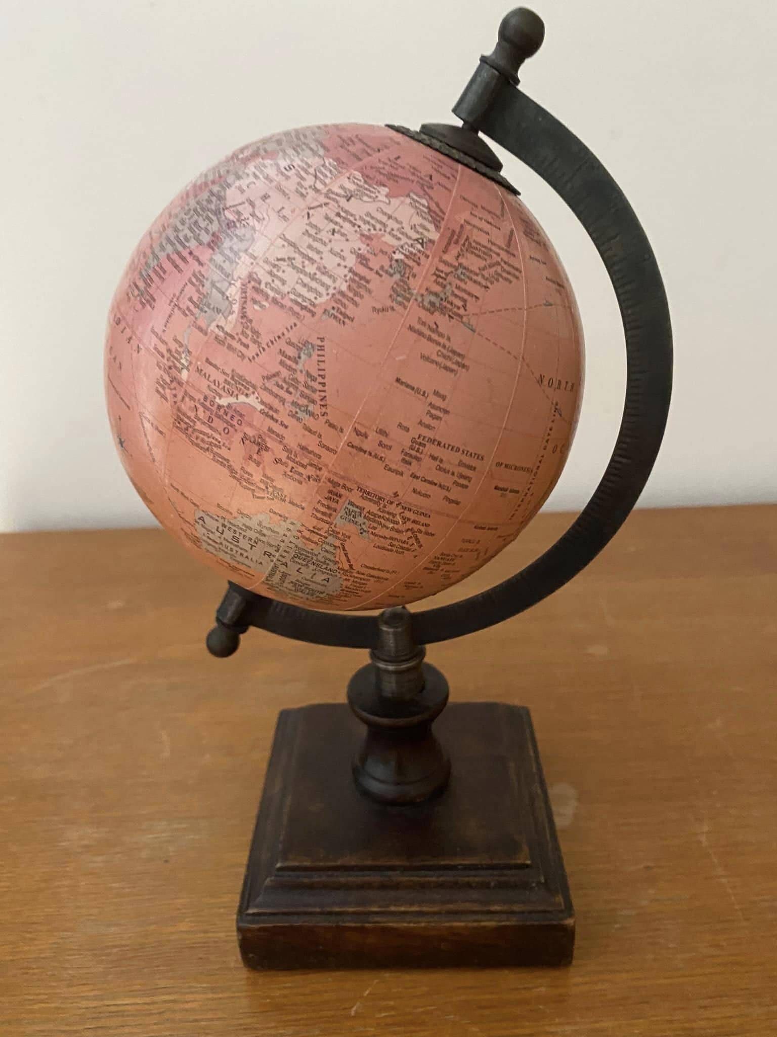 Petit globe terrestre sur pied en bois