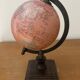 Petit globe terrestre sur pied en bois