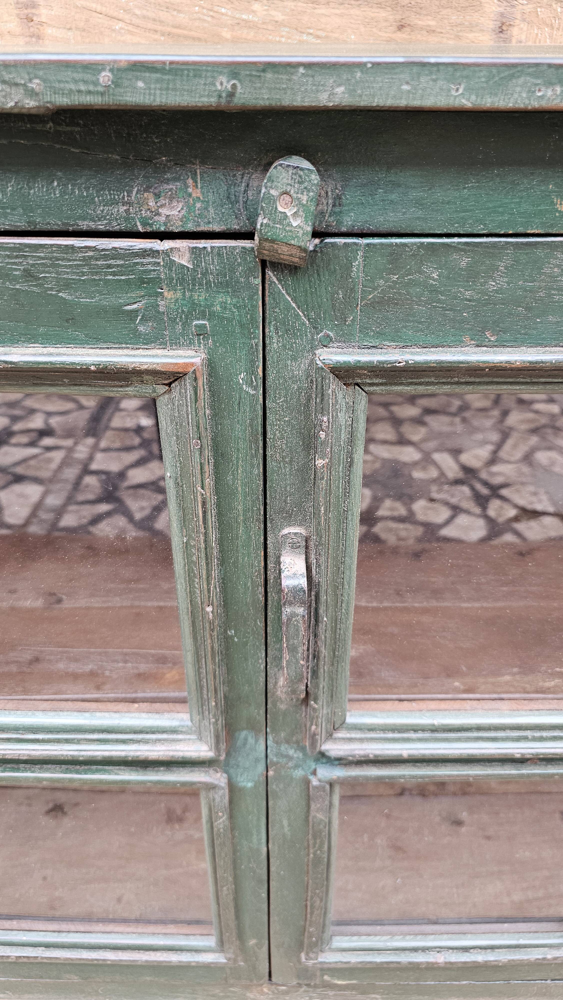Ancien buffet vitré en teck birman