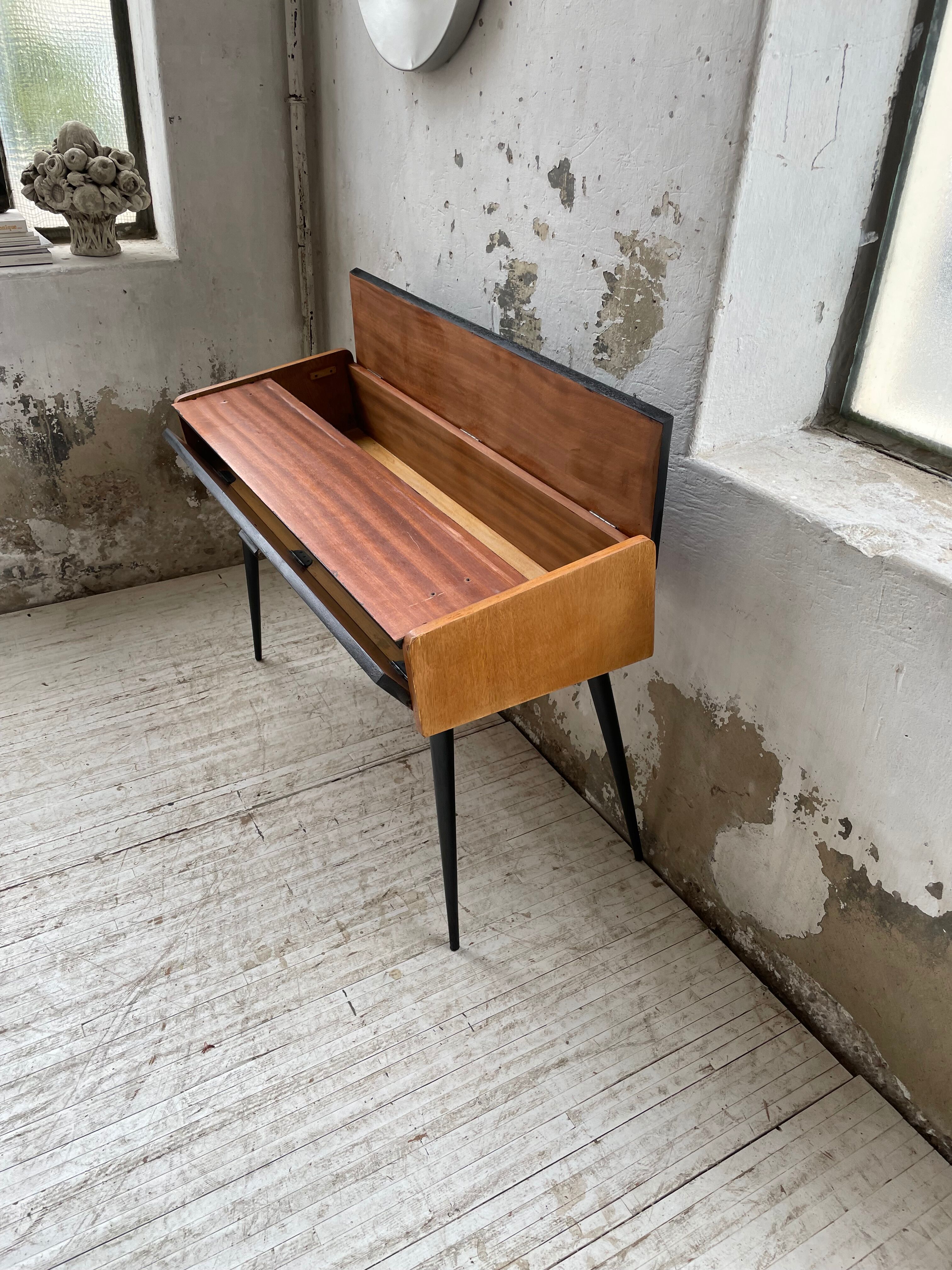 Console desktop feet compass 60s