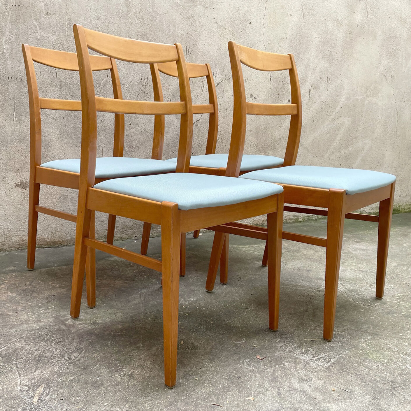 4 chaises de salle à manger scandinaves