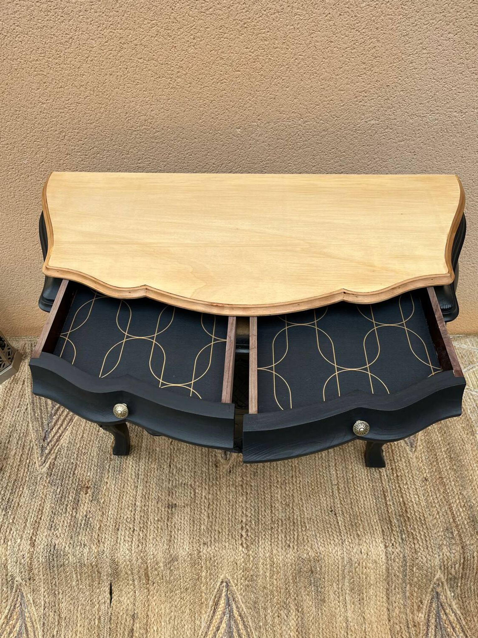 Commode galbée peinte en noir et bois