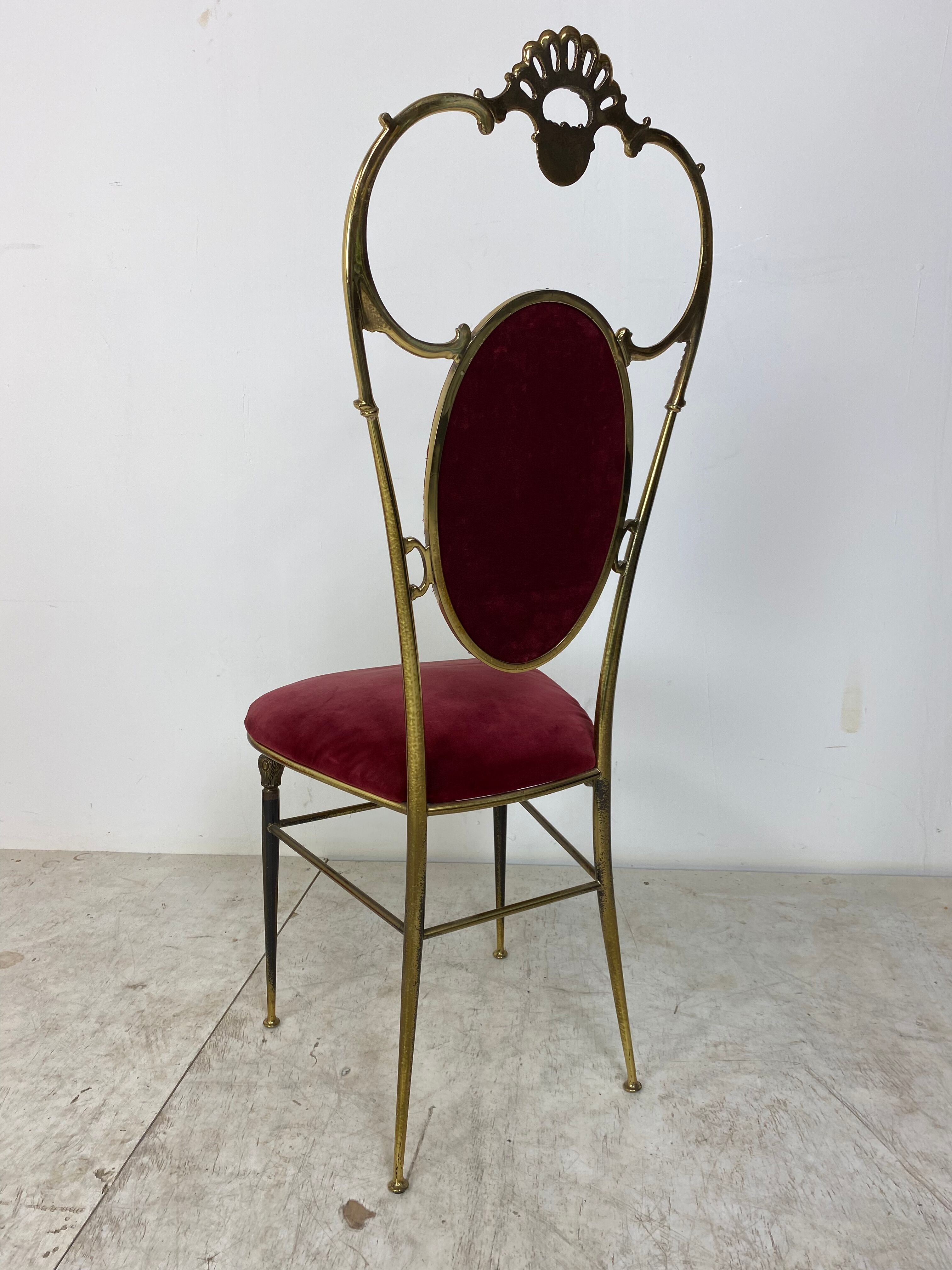 chaise vintage regency style brass et red velvet années 1950