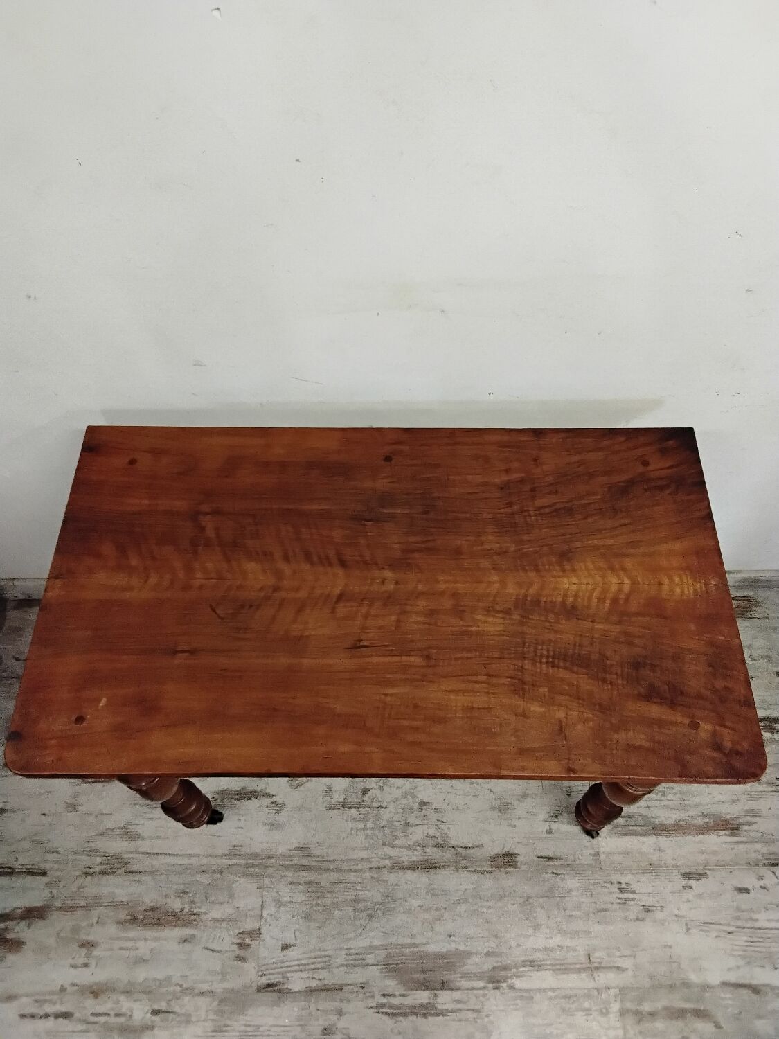 Bureau ancien en bois avec tiroir