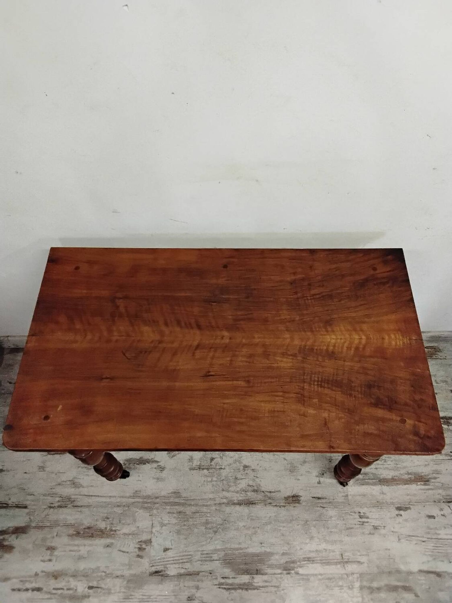 Bureau ancien en bois avec tiroir