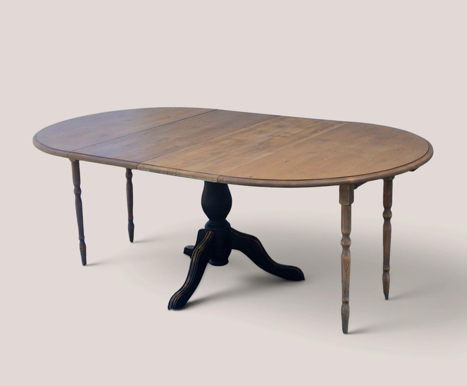 Extendable round table with central leg – Chic country spirit