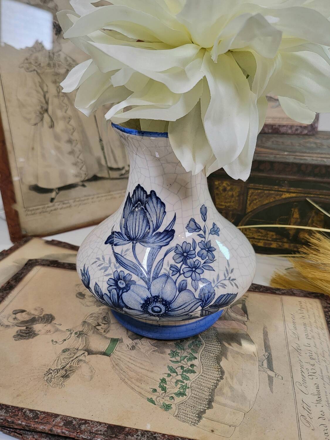 Small ceramic vase with cracked look