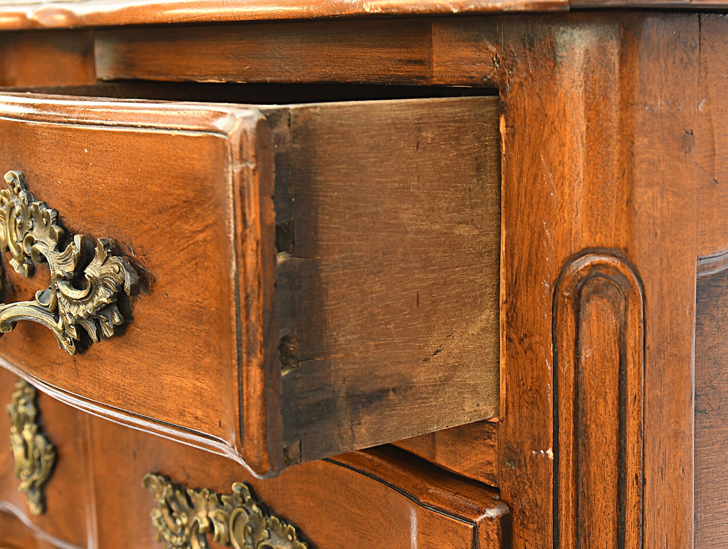 Crossbow-shaped chest of drawers