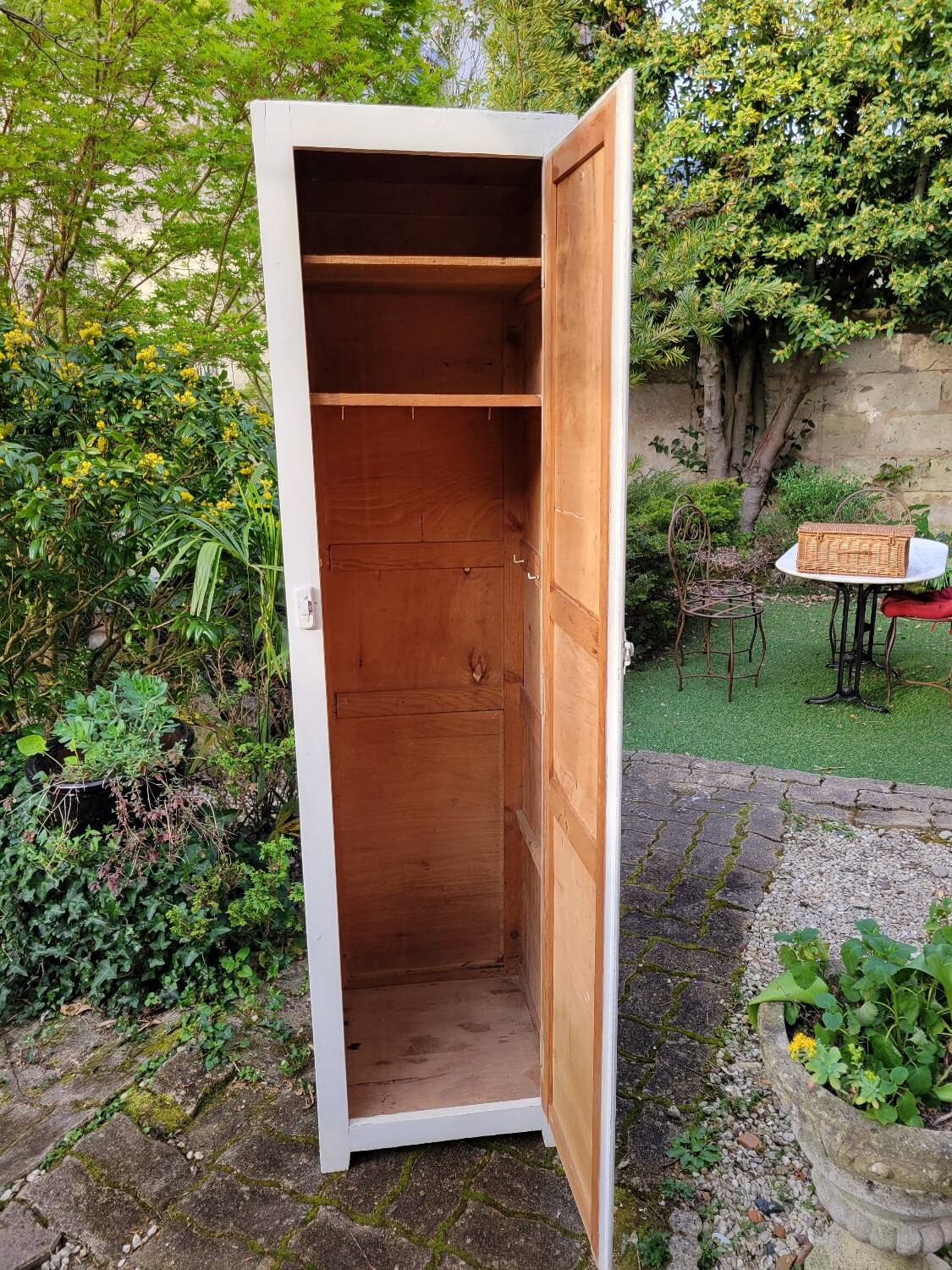 Parisian one-door wardrobe