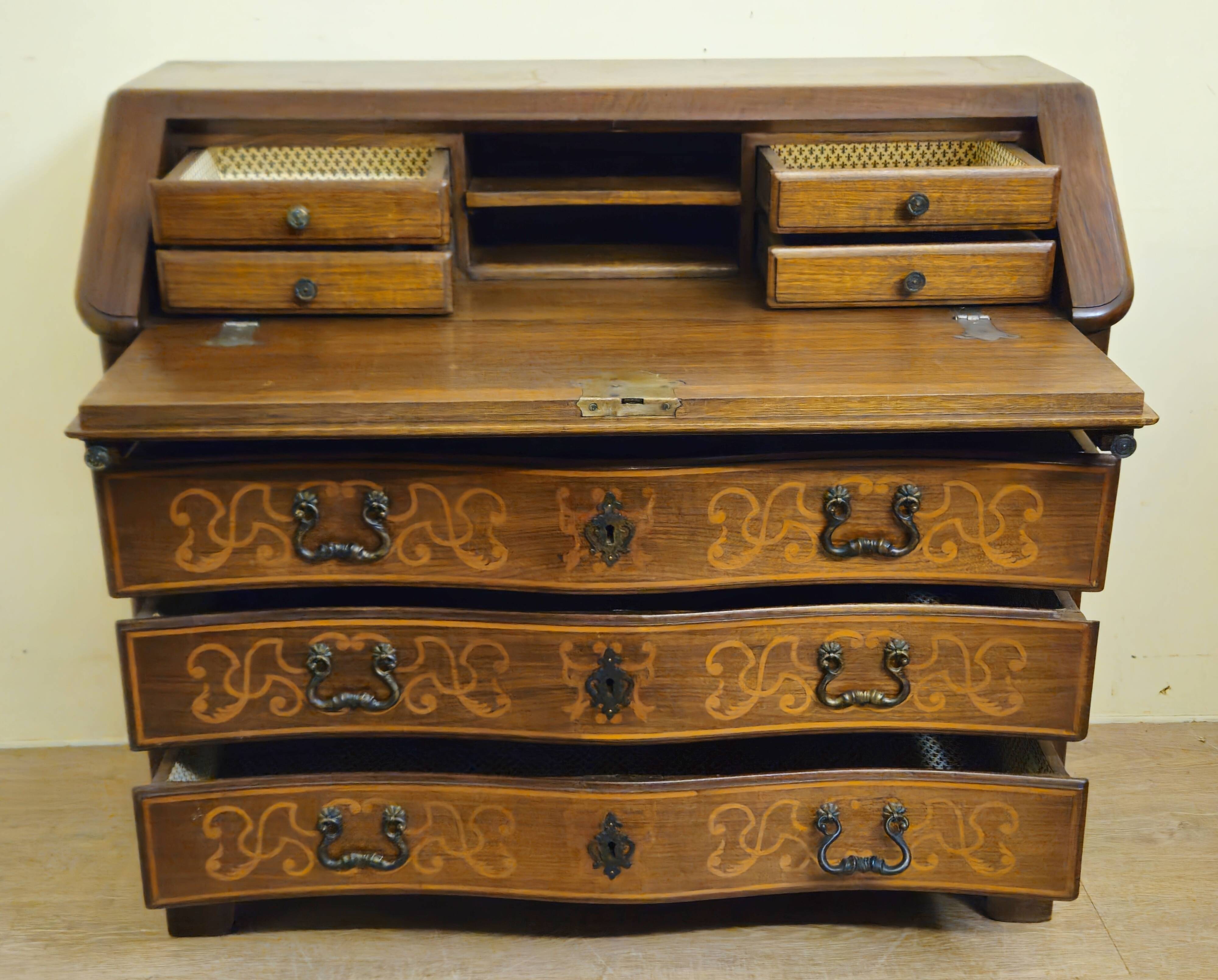 Piedmontese curved writing desk in marquetry