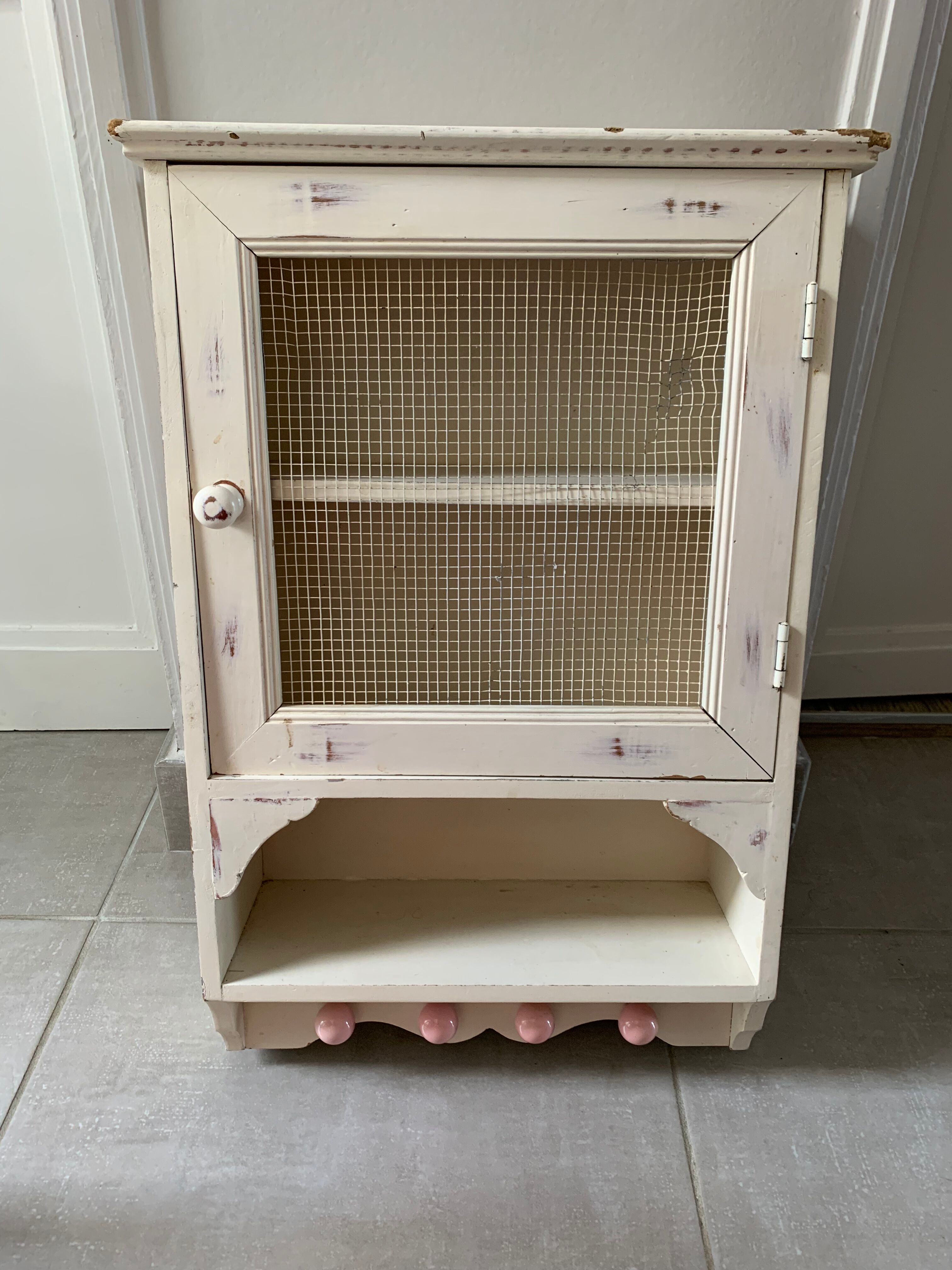 Hanging cabinet