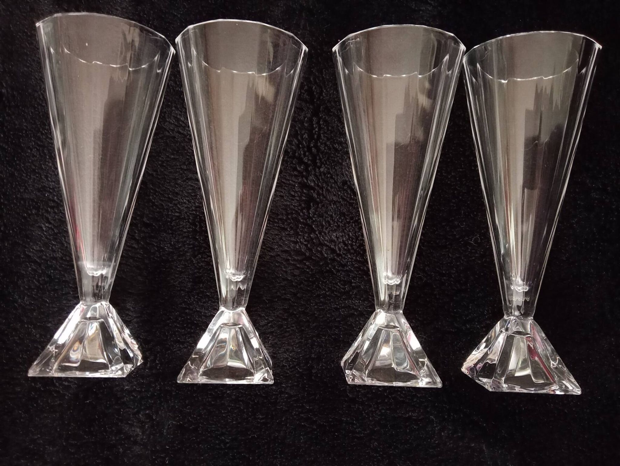Lot de 4 flûtes à champagne en cristal d'Arques.