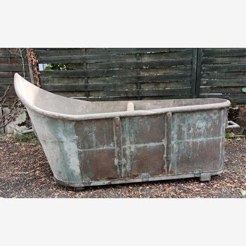 Zinc bathtub