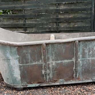 Zinc bathtub