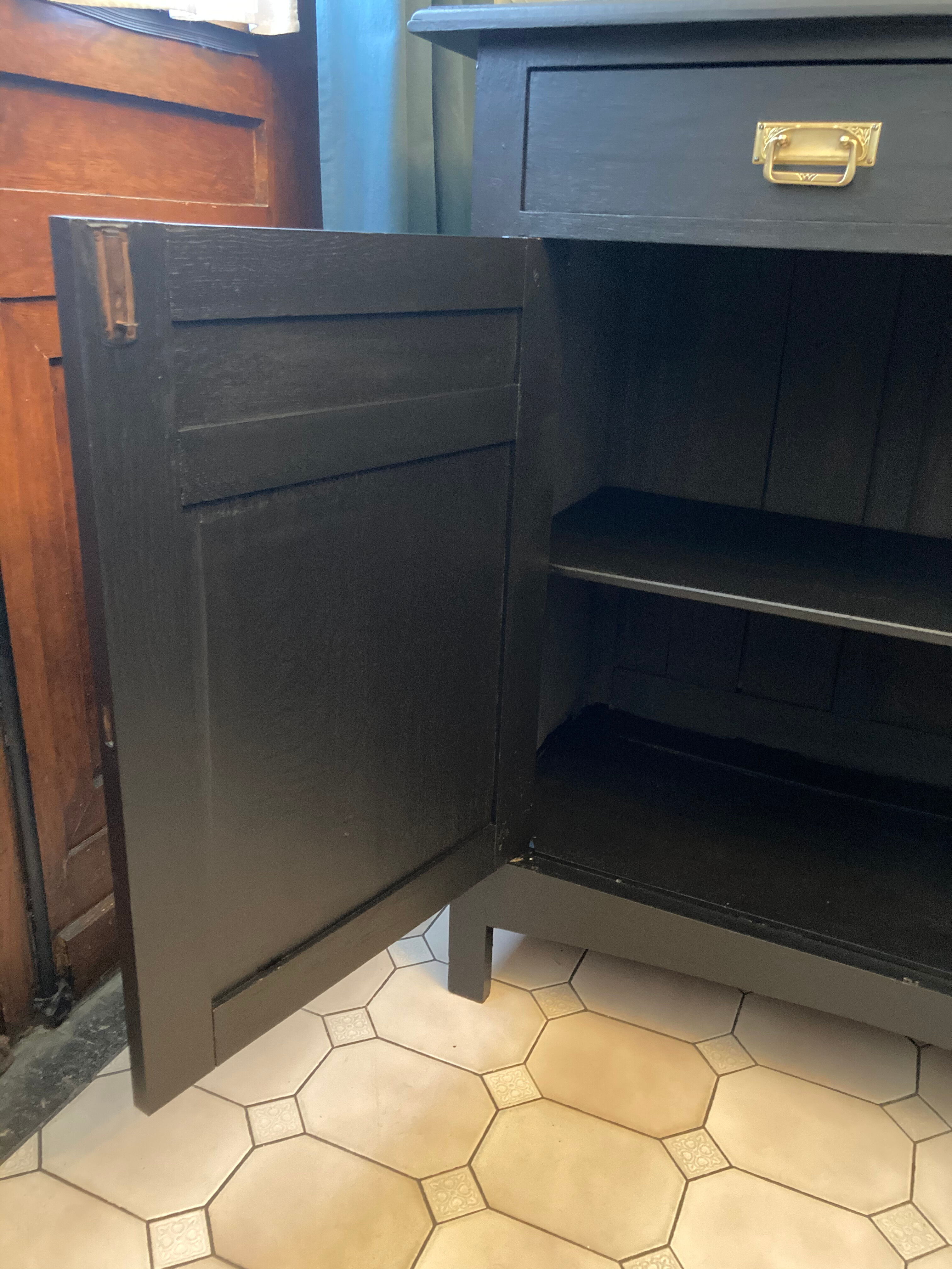 Art-deco period oak commodus