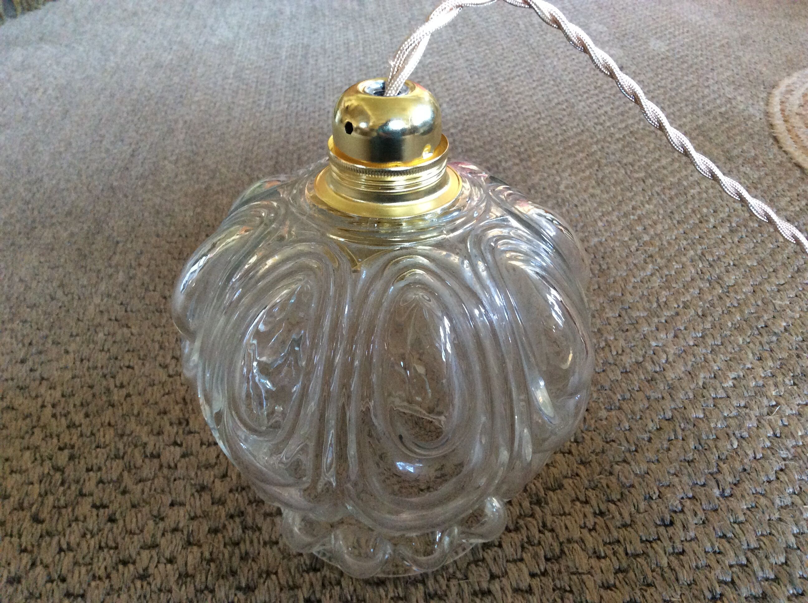 Glass globe suspension