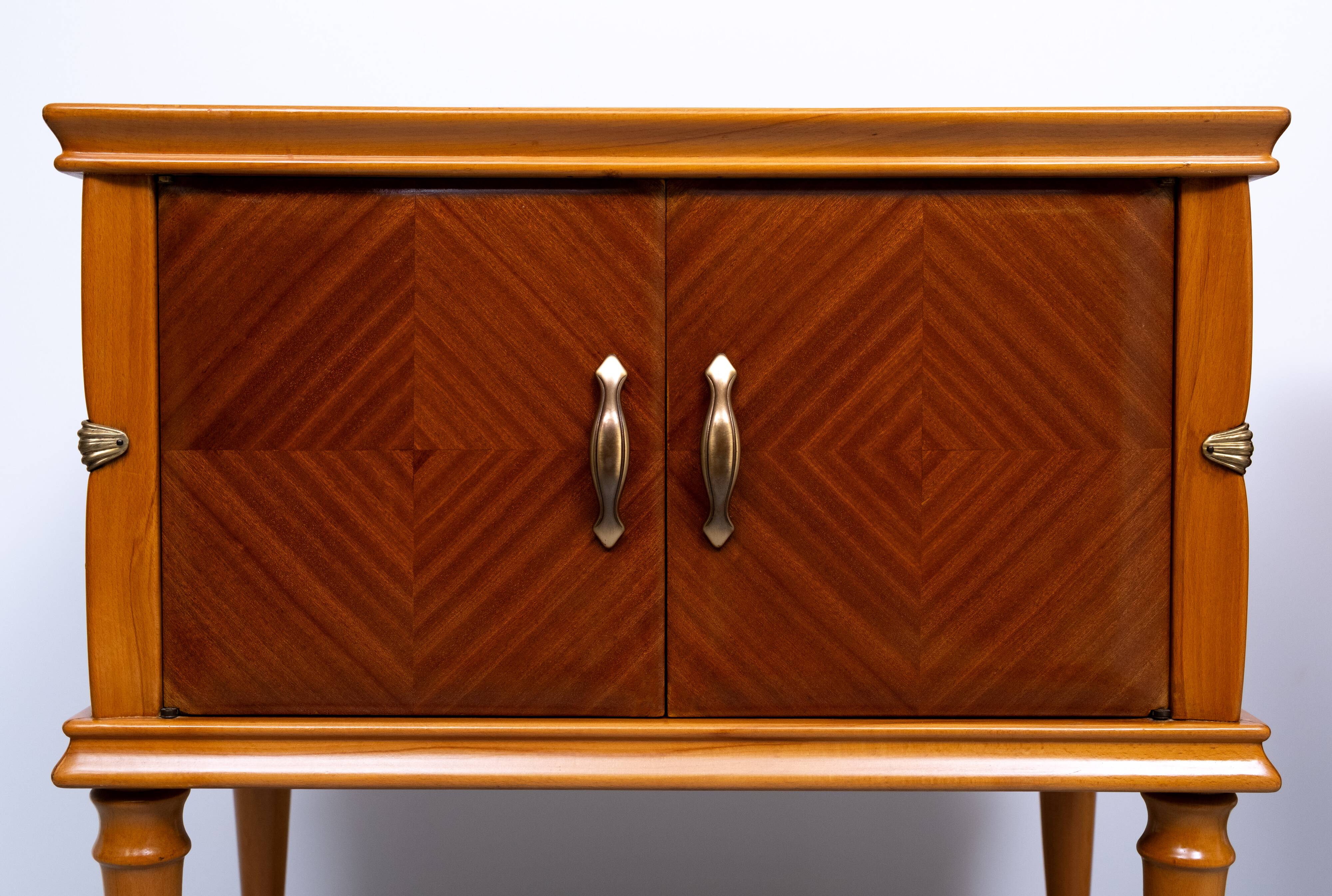 paire de tables de chevet italiennes en noyer des années 1950