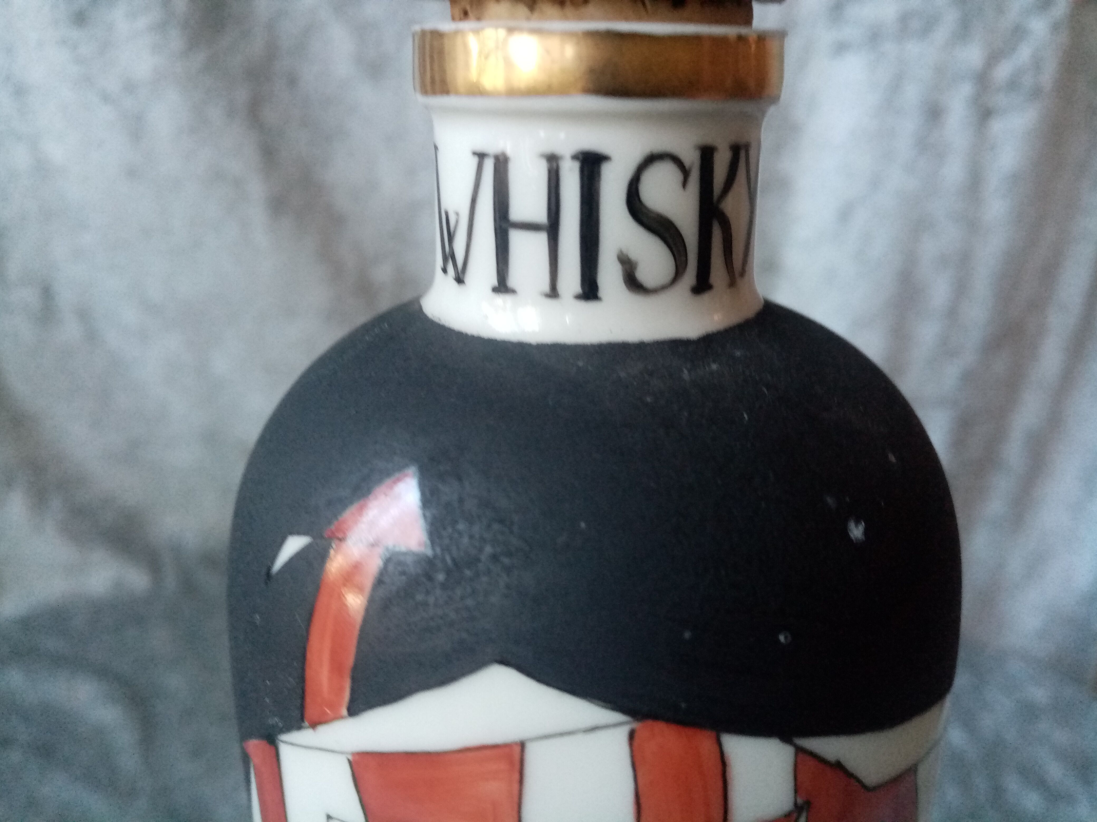 Designer porcelain whisky bottle hand-decorated signed su re da made in spain 9/17