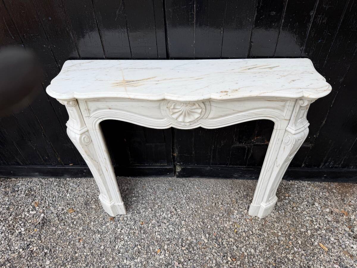 Cheminée de style Louis XV en marbre calacatta vers 1900