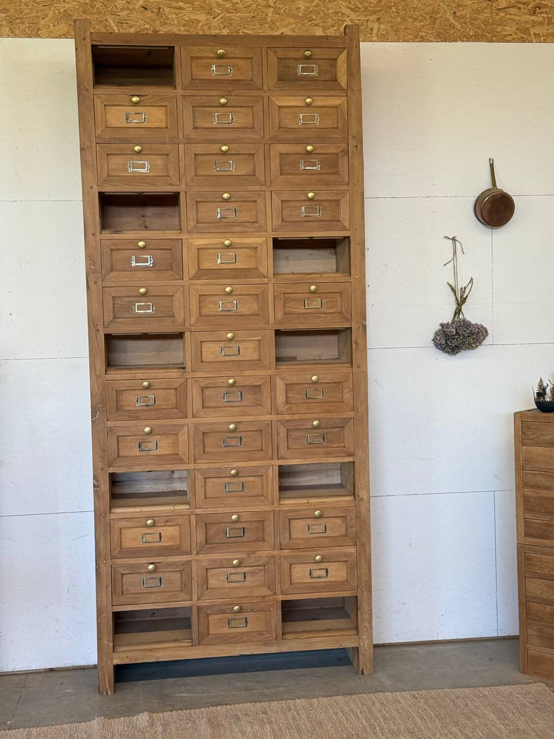 Notary cabinet with drawers