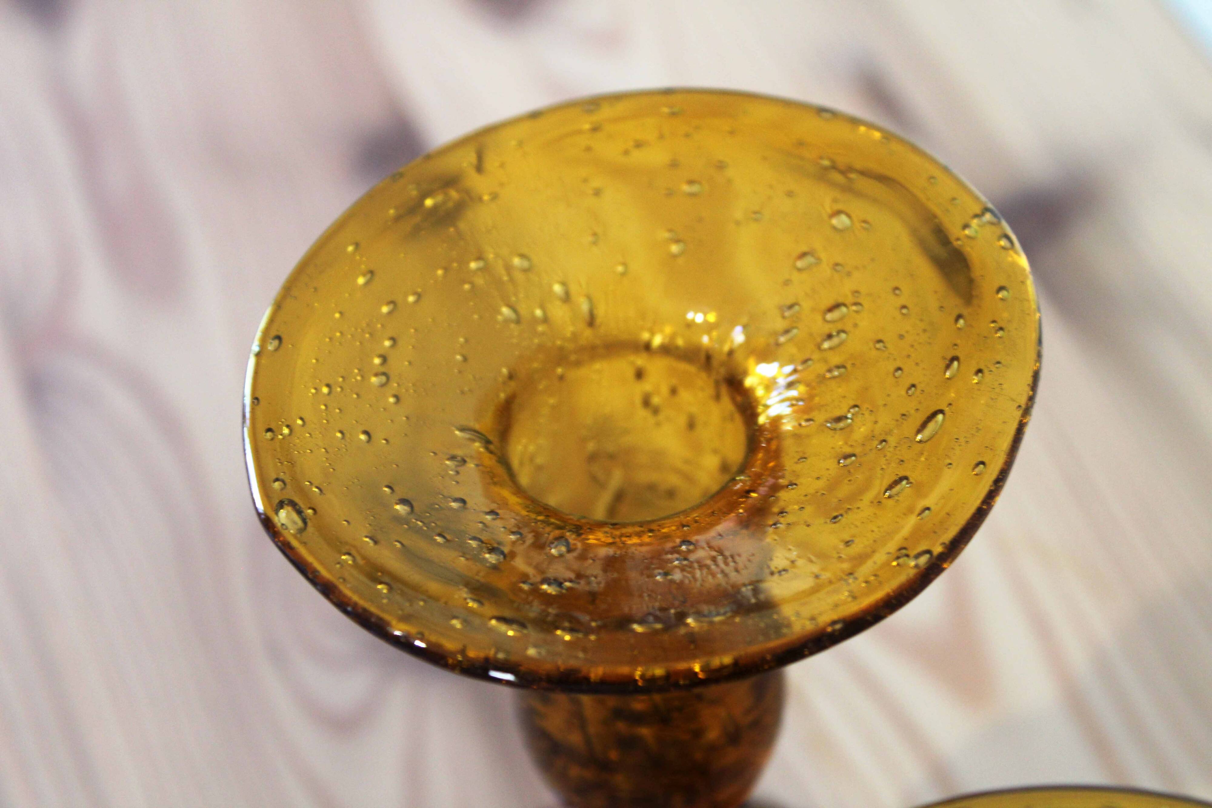 Paire de bougeoirs en verre ambré BIOT