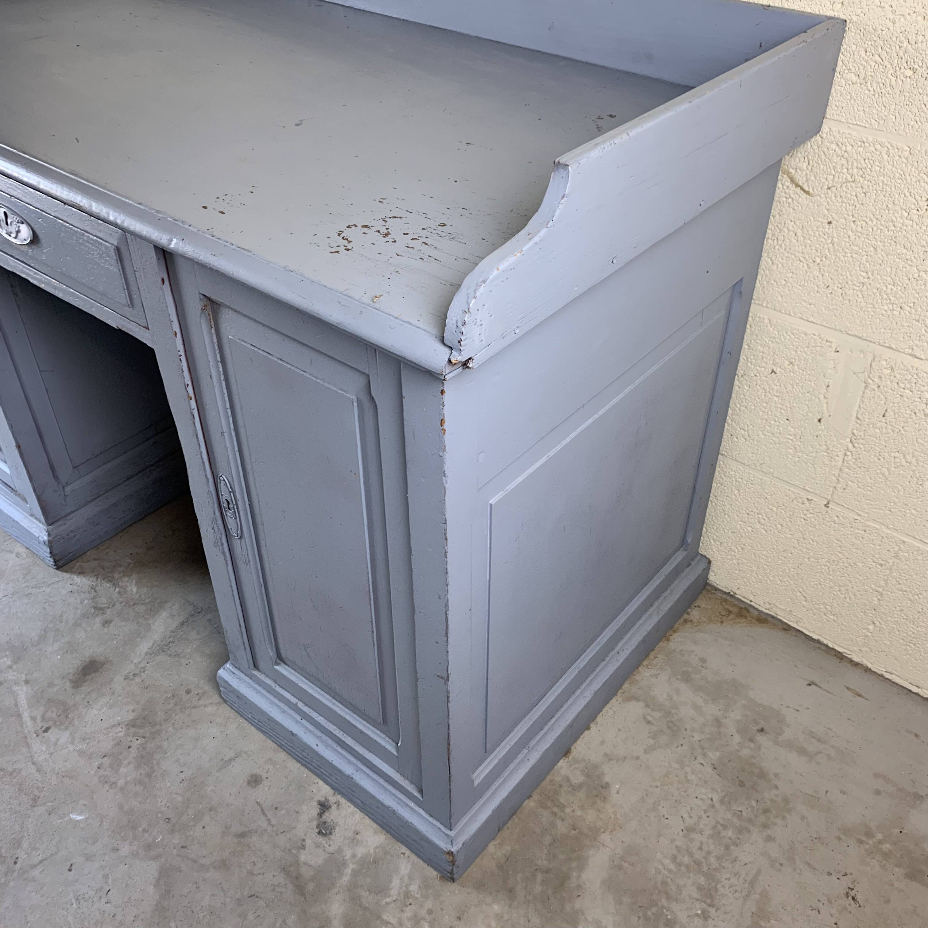 Pedestal desk or counter