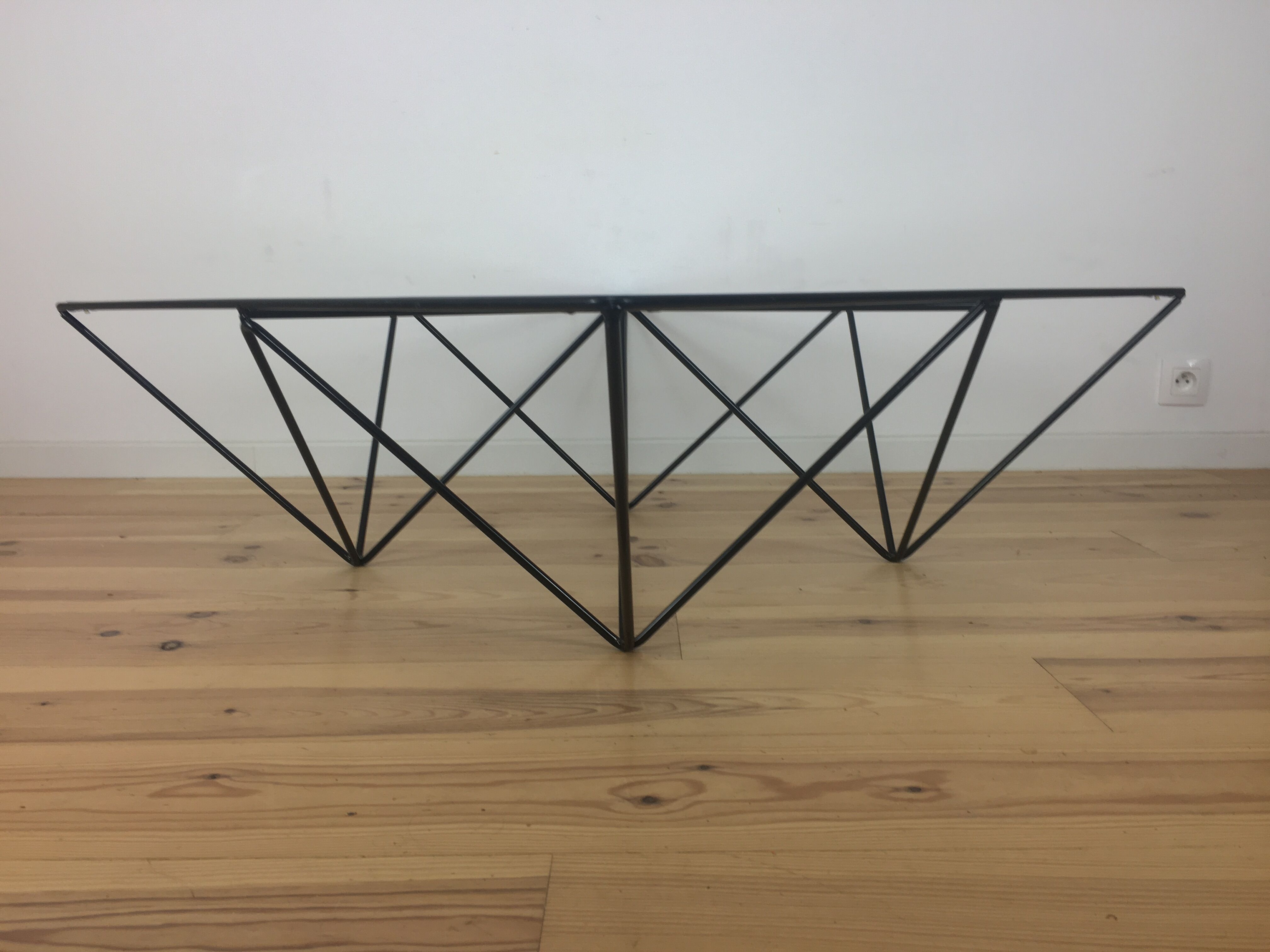 Table basse fil d'acier et plateau en verre