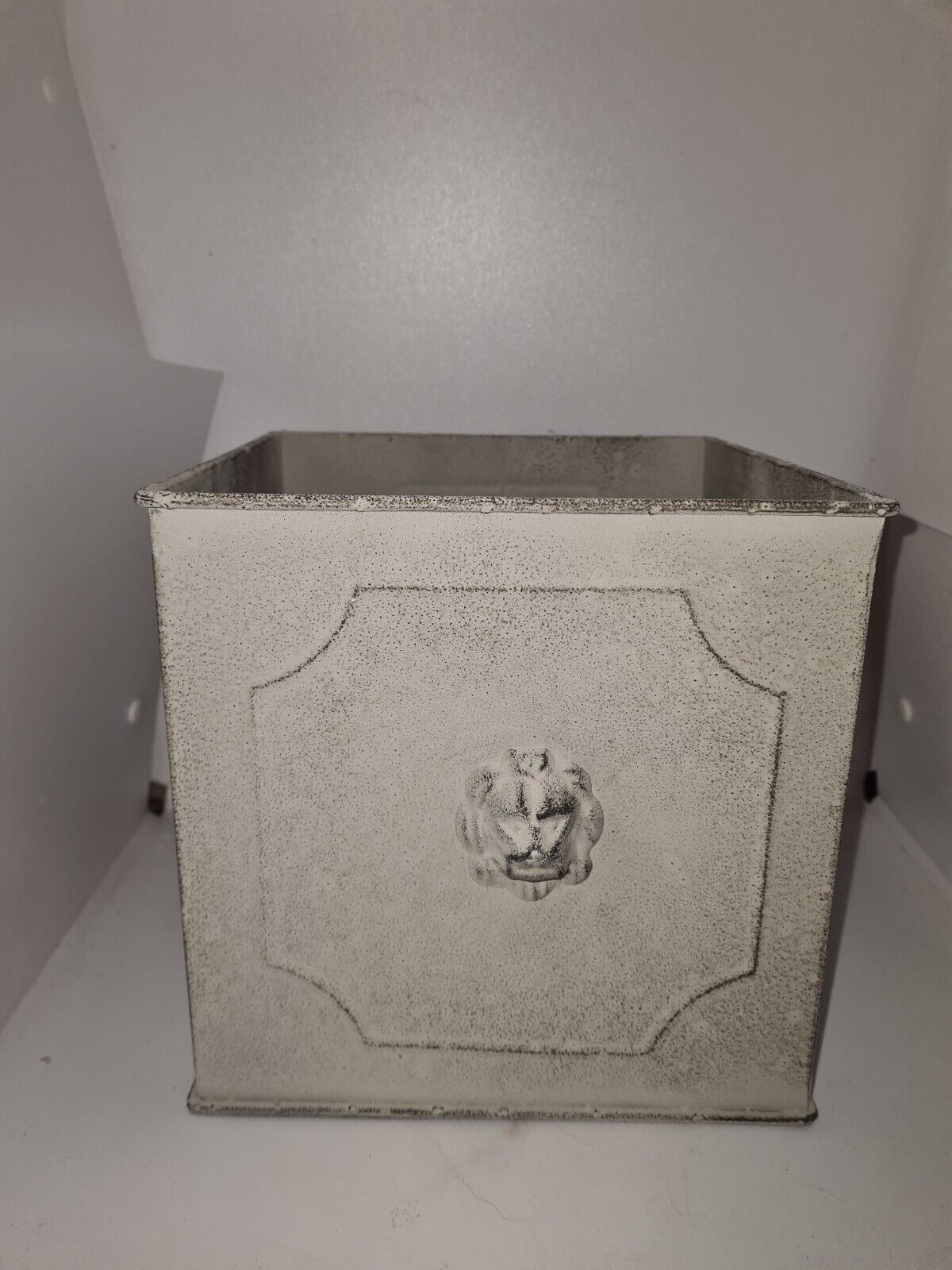 Square planter with patinated iron lion heads