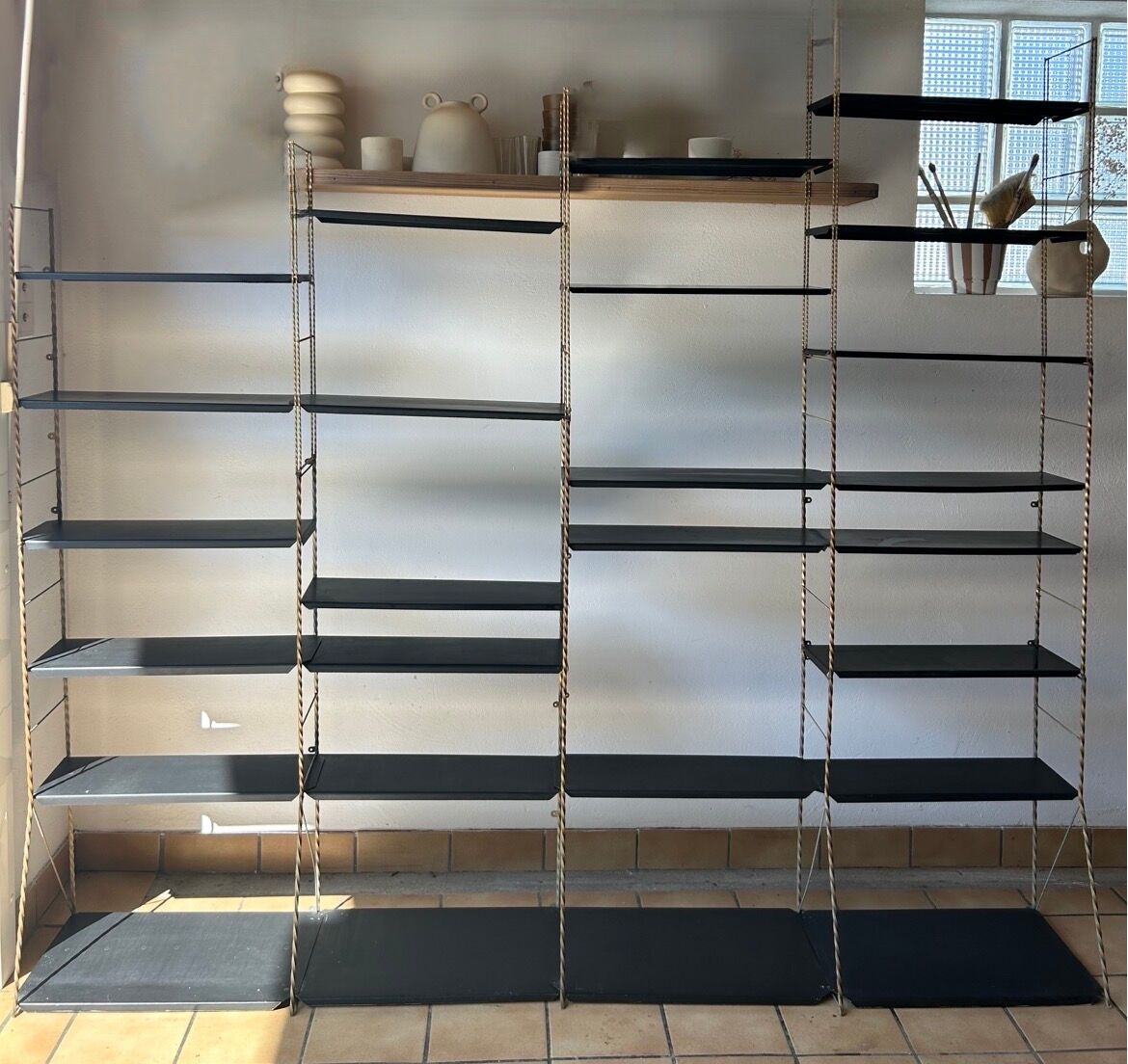 Modular shelves in String style