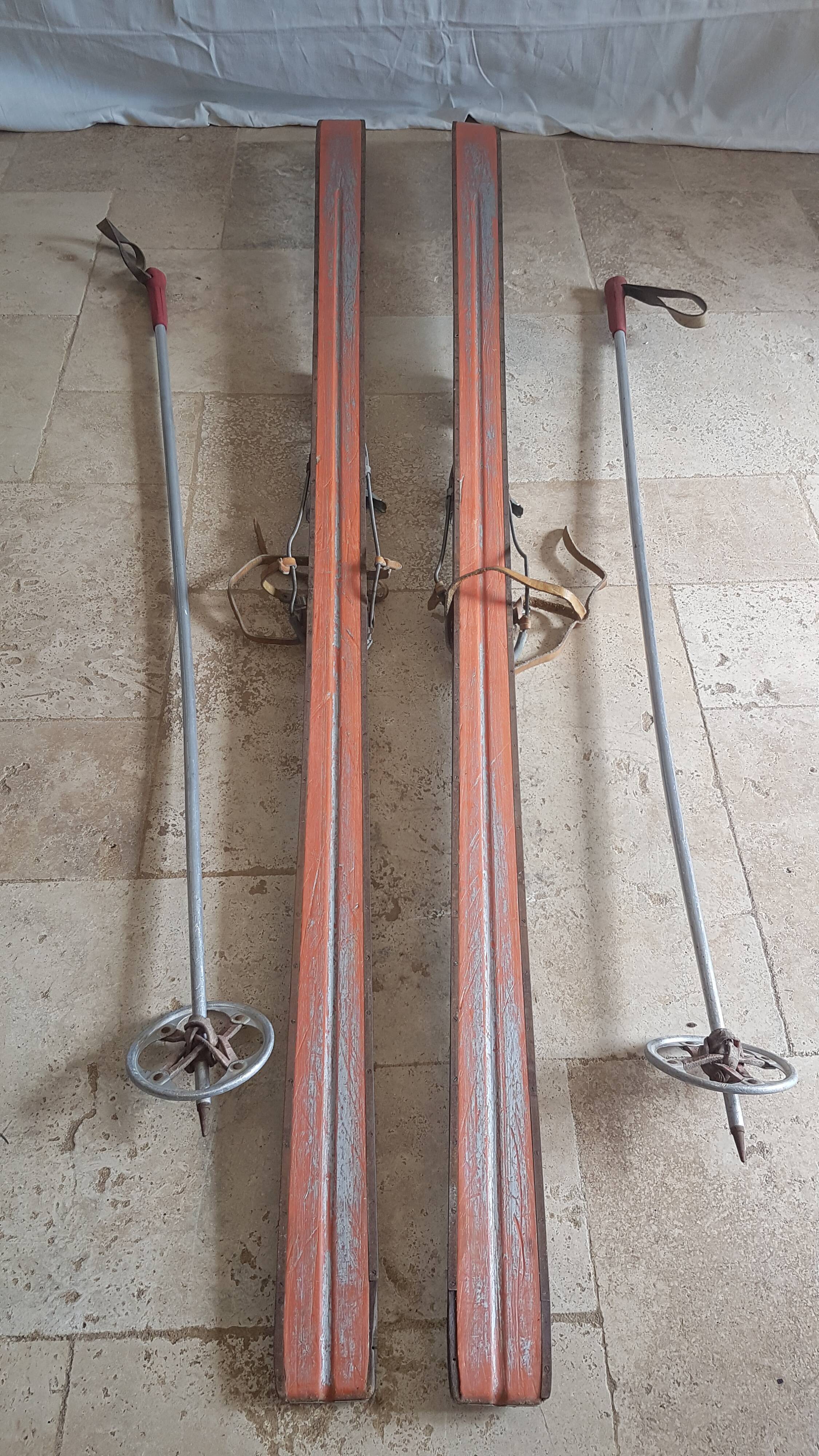 Old skis wooden and its pair of sticks