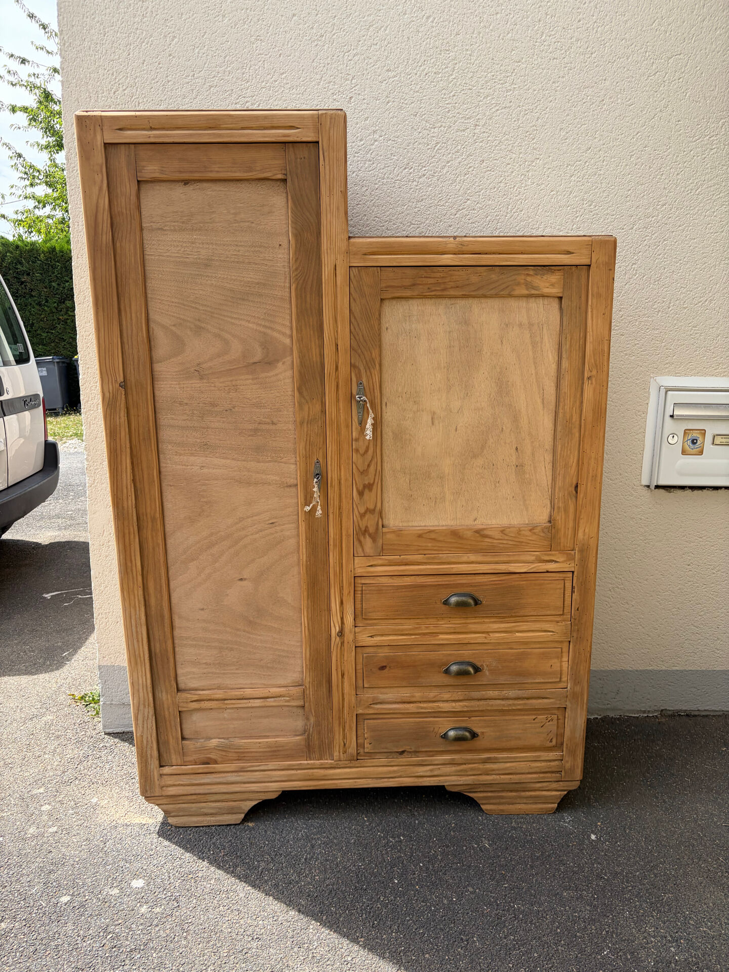 Asymmetrical wardrobe in raw wood