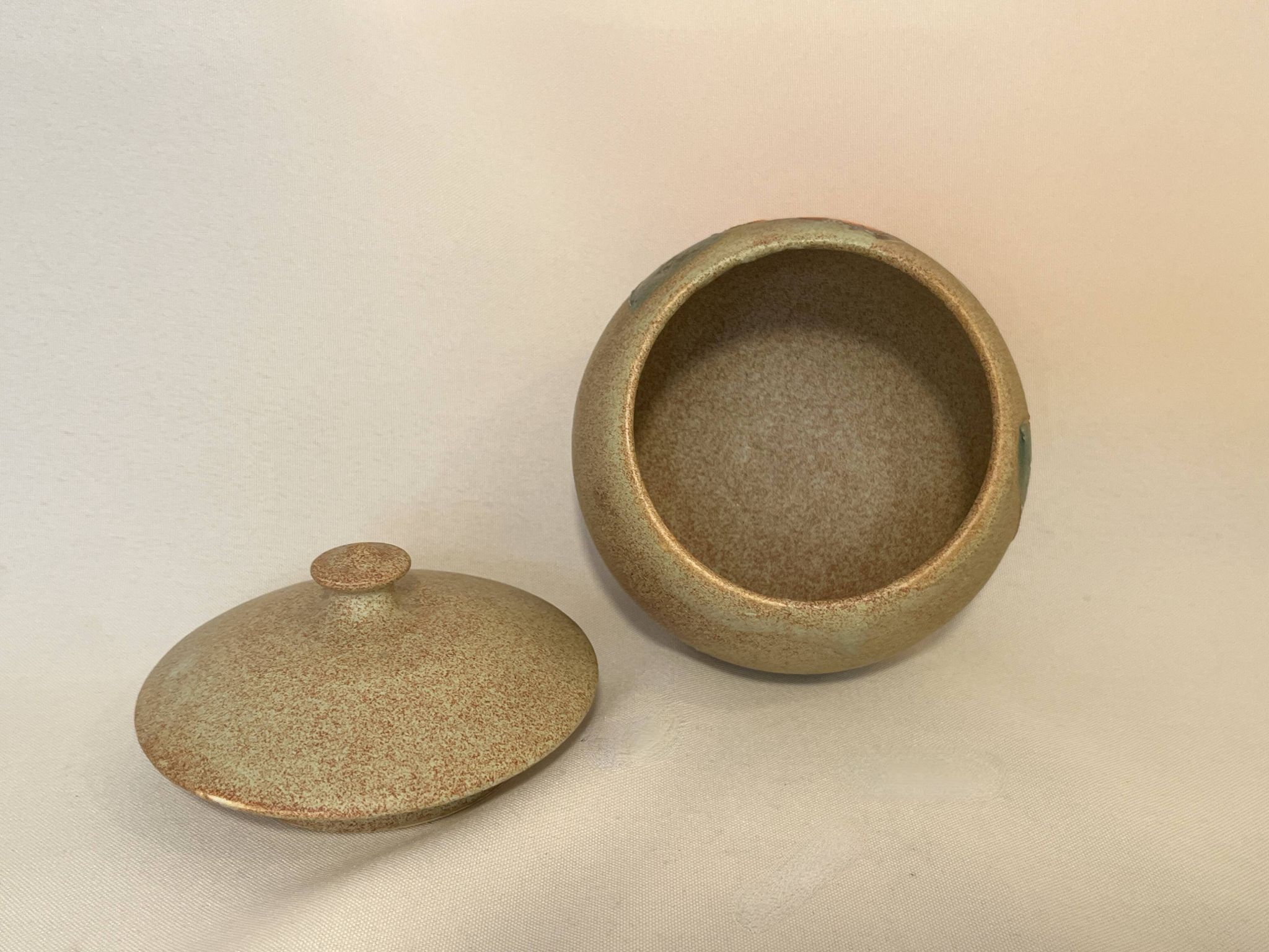 Bonbonnière en céramique beige et fleurs orange pot vintage 1970 sucrier