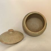 Bonbonnière en céramique beige et fleurs orange pot vintage 1970 sucrier