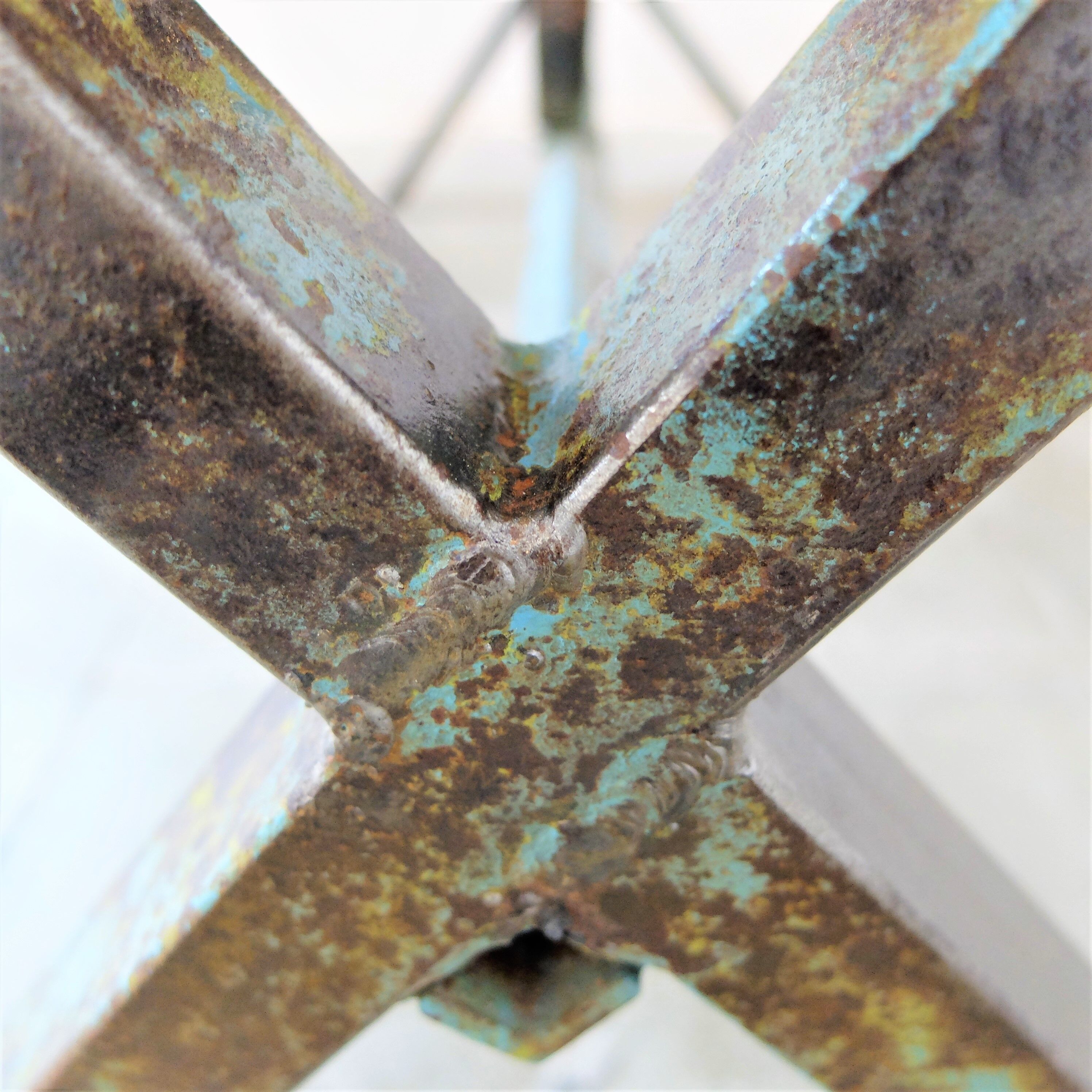 Table à pieds croisées industrielle