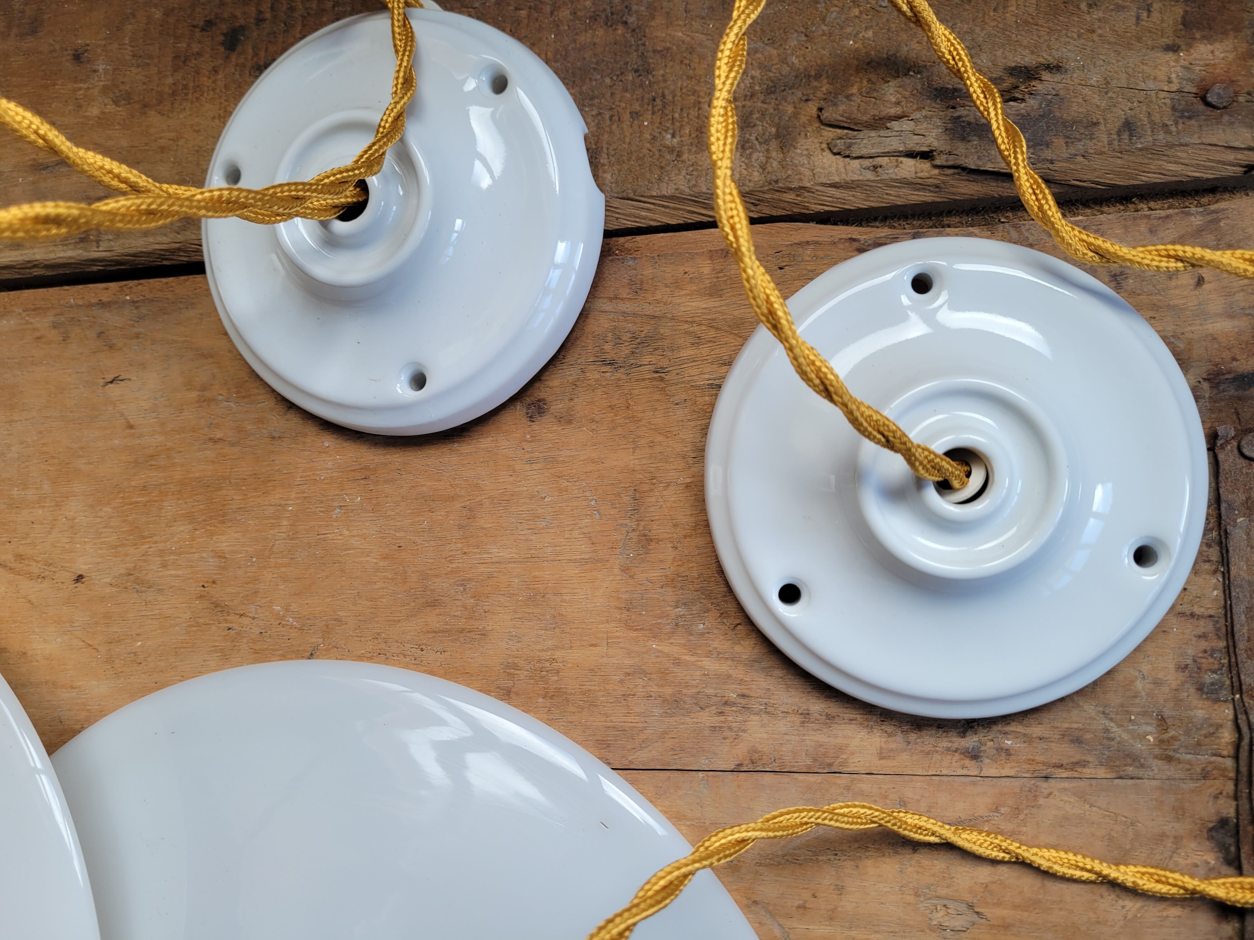 Duo of suspensions in white opaline