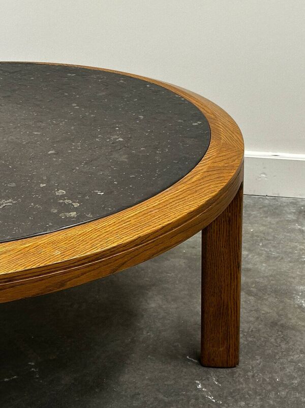 Table basse ronde vintage en ardoise texturée et chêne massif, France, années 1970
